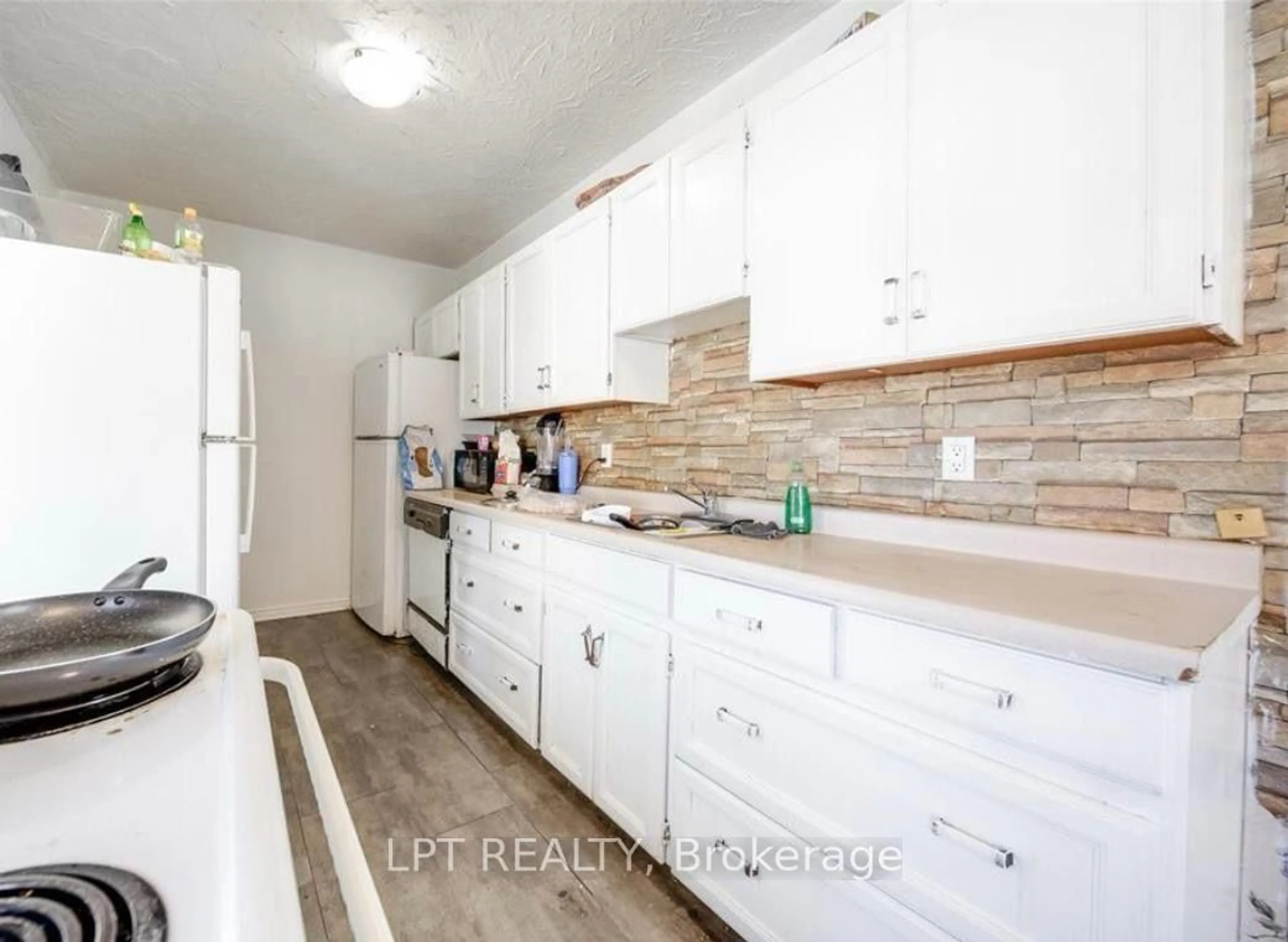 Unknown for 916 Felix Ave, Windsor Ontario N9C 3L3