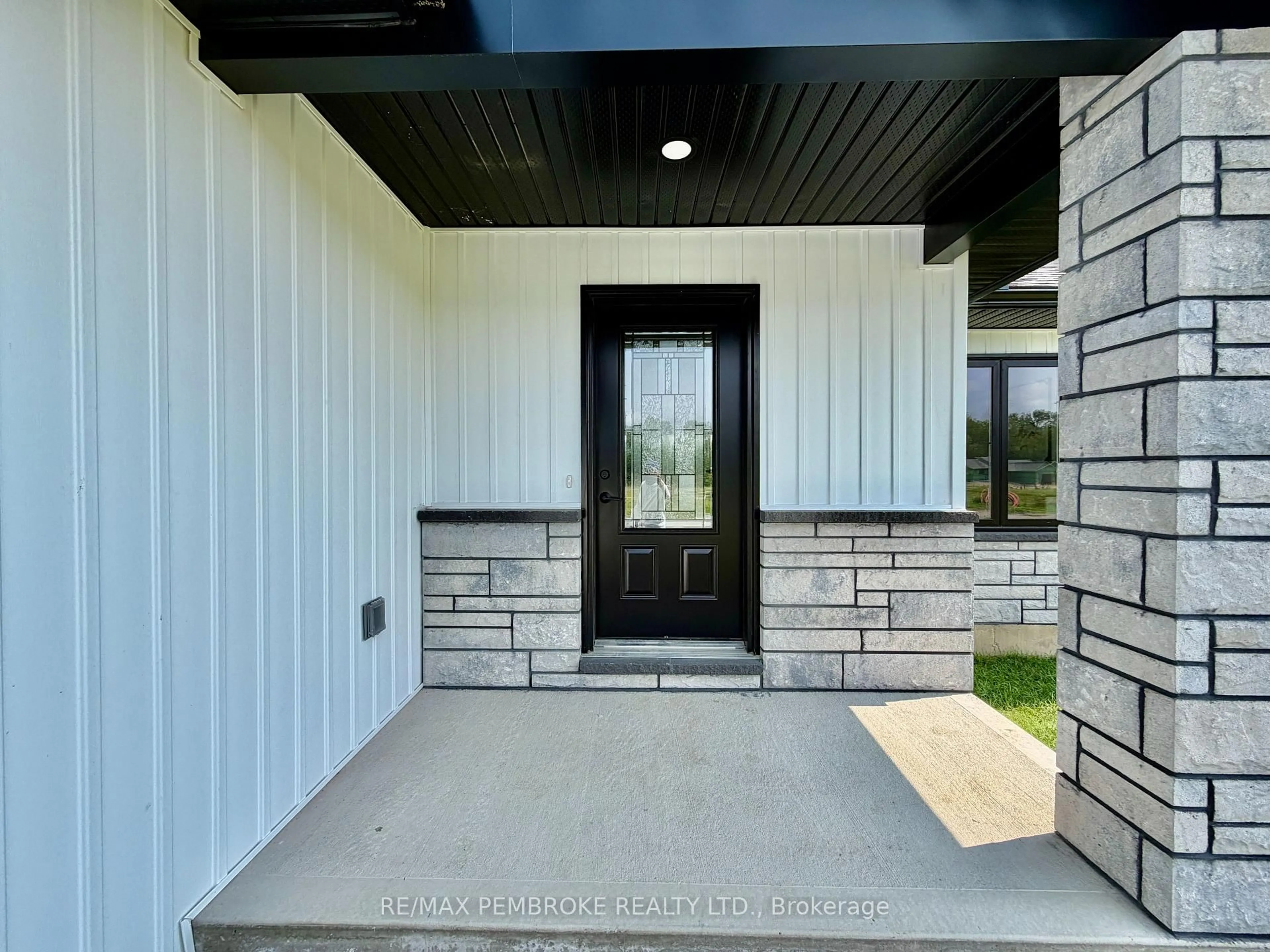 Indoor entryway for 62 Eddy Cres, Pembroke Ontario K8A 0M1