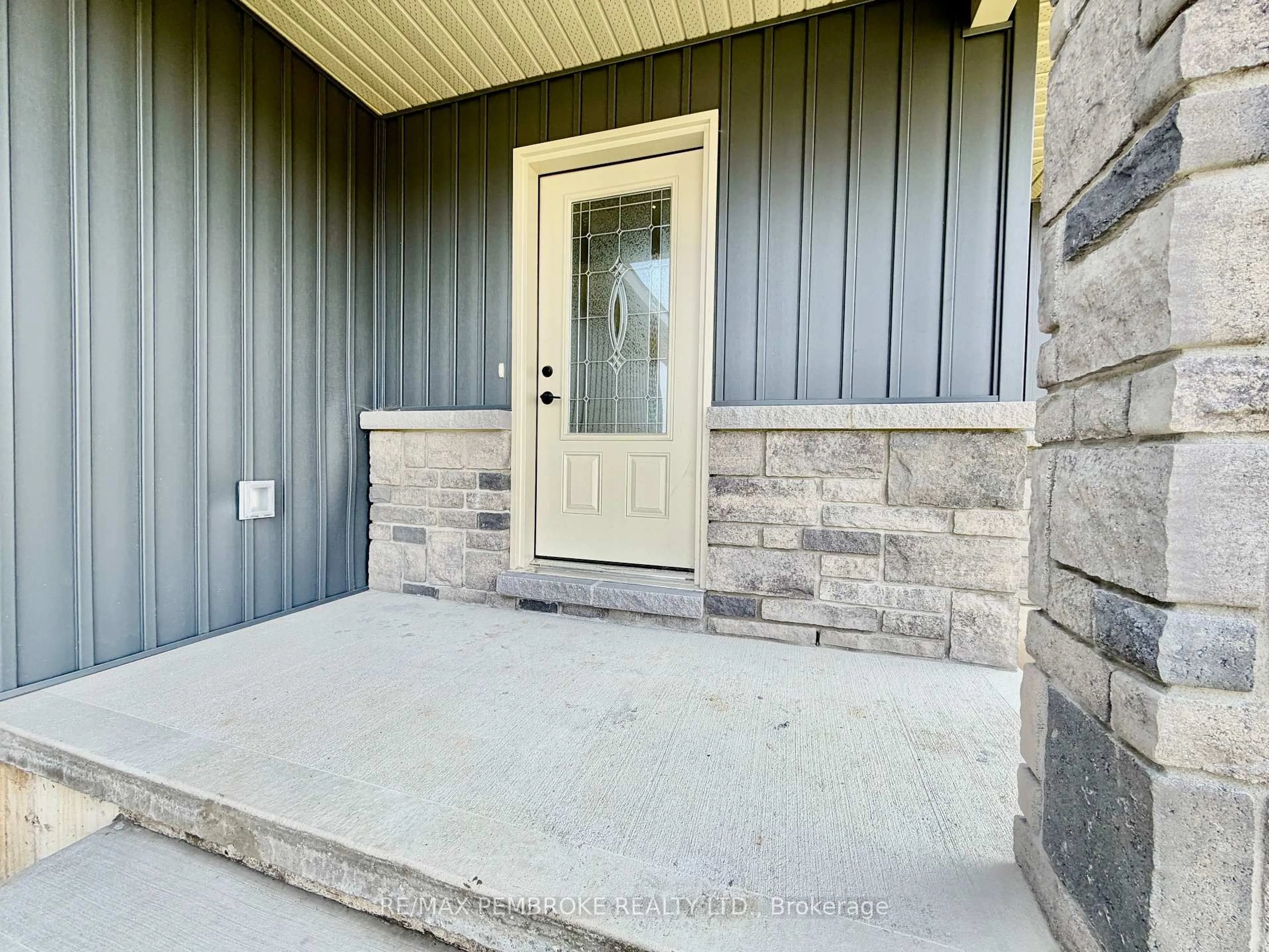 Indoor entryway for 13 Eddy Cres, Pembroke Ontario K8A 0M1