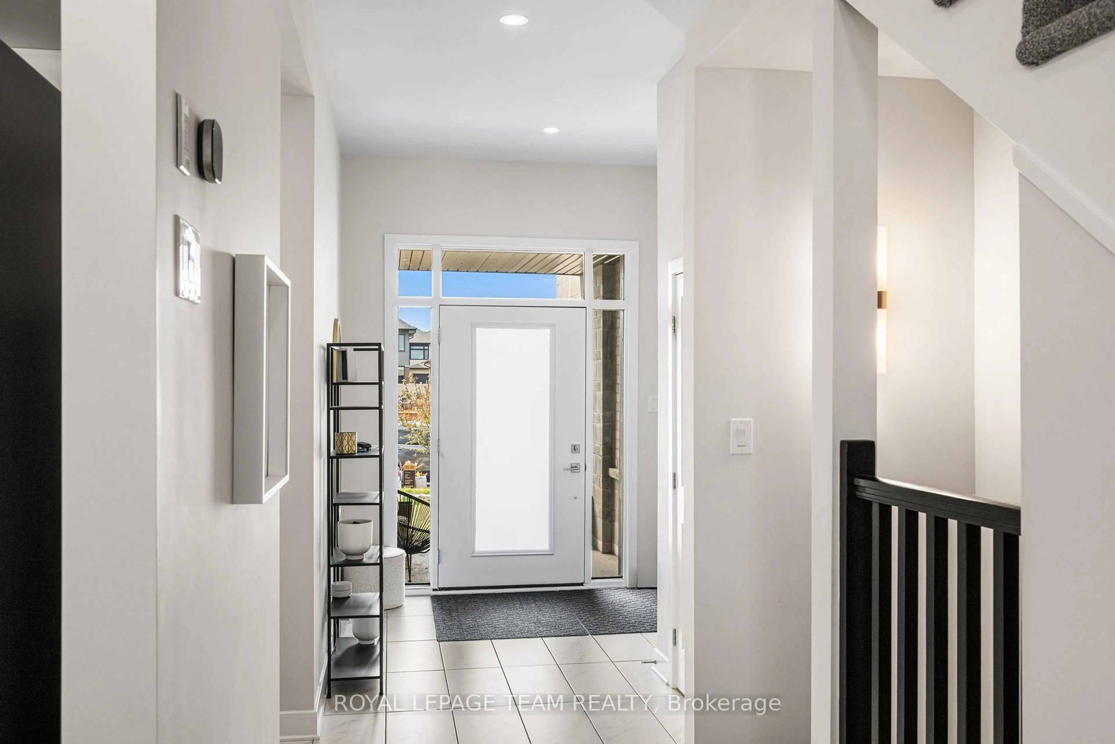 Indoor entryway for 800 Solarium Ave, Ottawa Ontario K4M 0R6