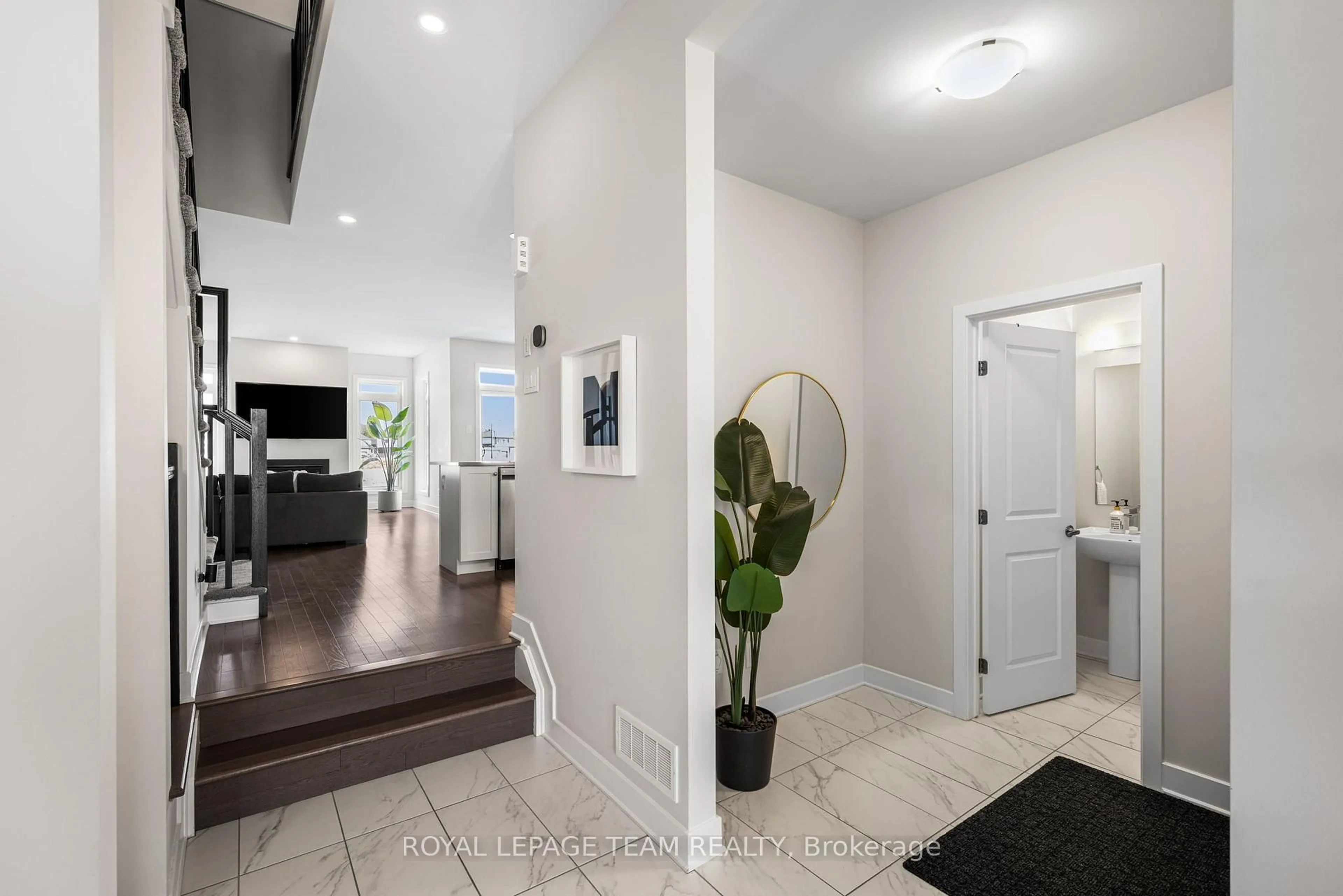 Indoor entryway for 800 Solarium Ave, Ottawa Ontario K4M 0R6