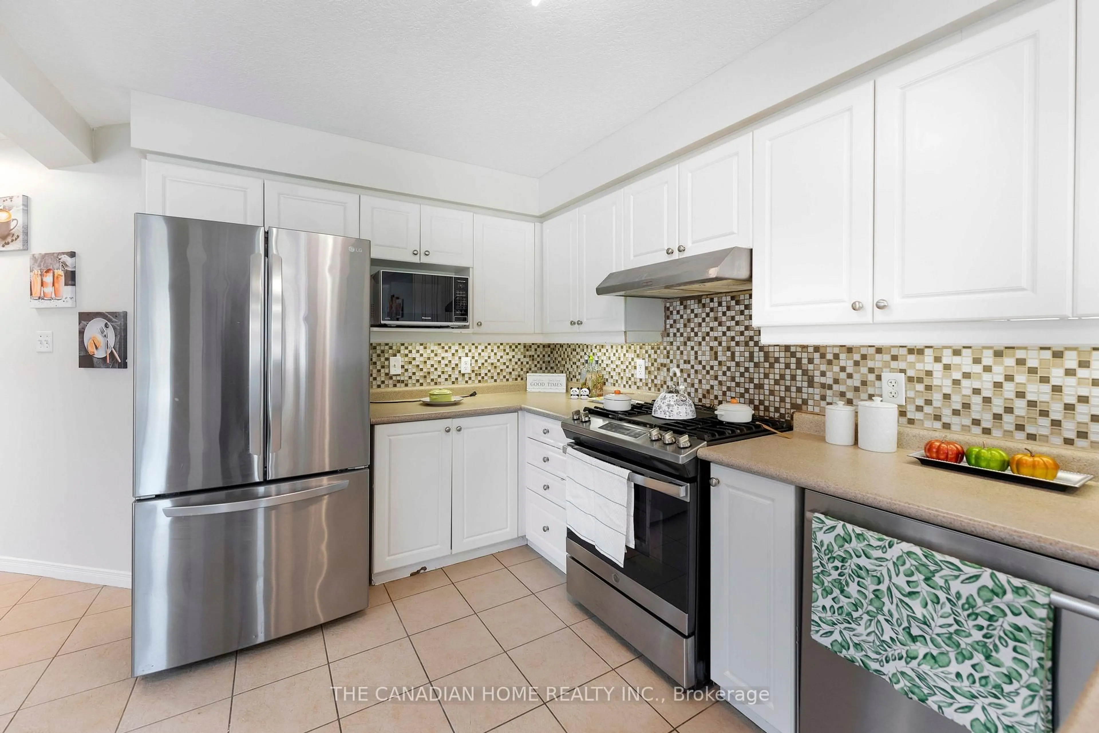 Standard kitchen, ceramic/tile floor for 500 Robert Ferrie Dr, Kitchener Ontario N2P 2T7