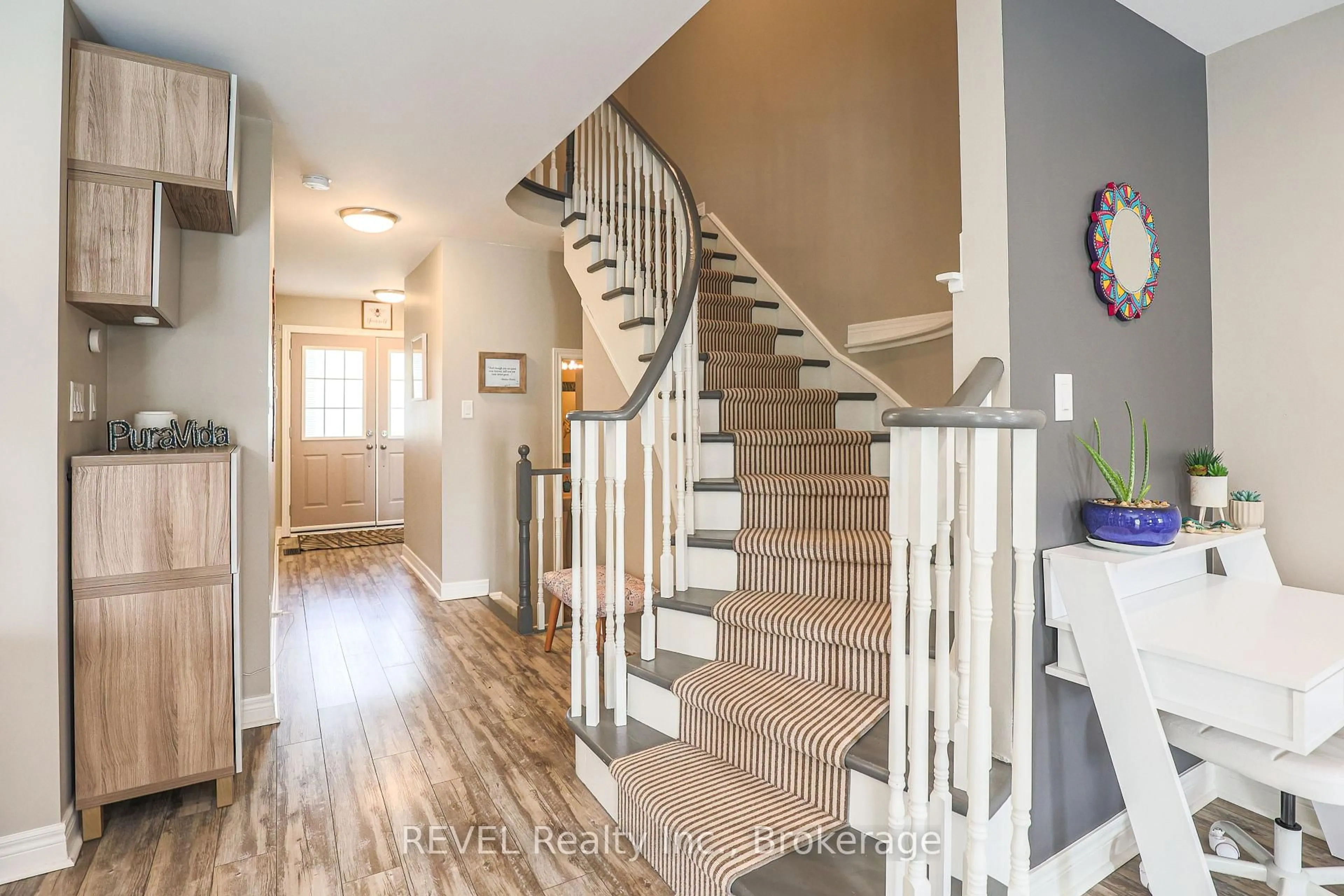 Indoor entryway for 12 Colonel Lyall St, St. Catharines Ontario L2P 0B1
