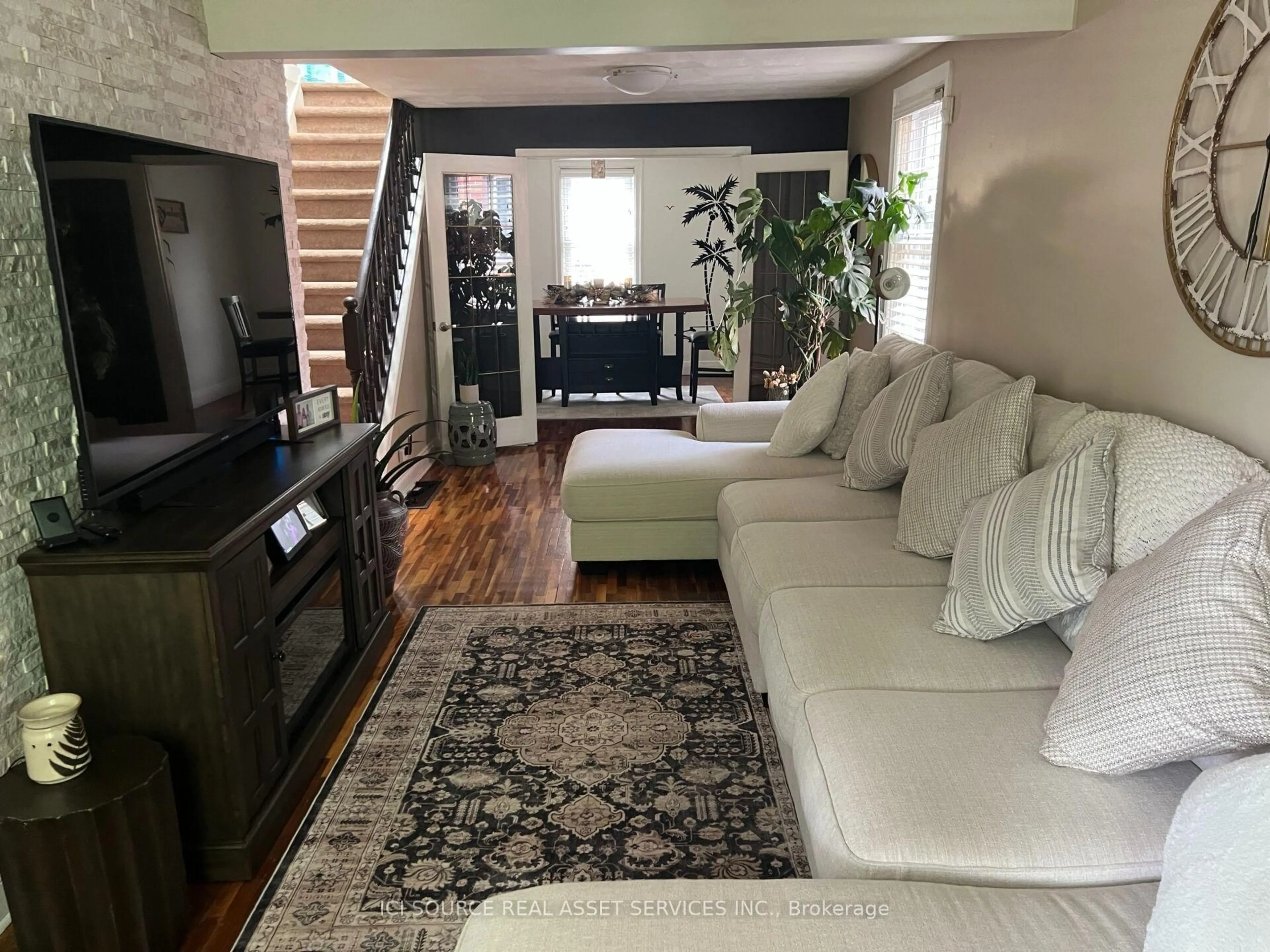 Living room with furniture, unknown for 32 Centre St, Cambridge Ontario N1R 4E5