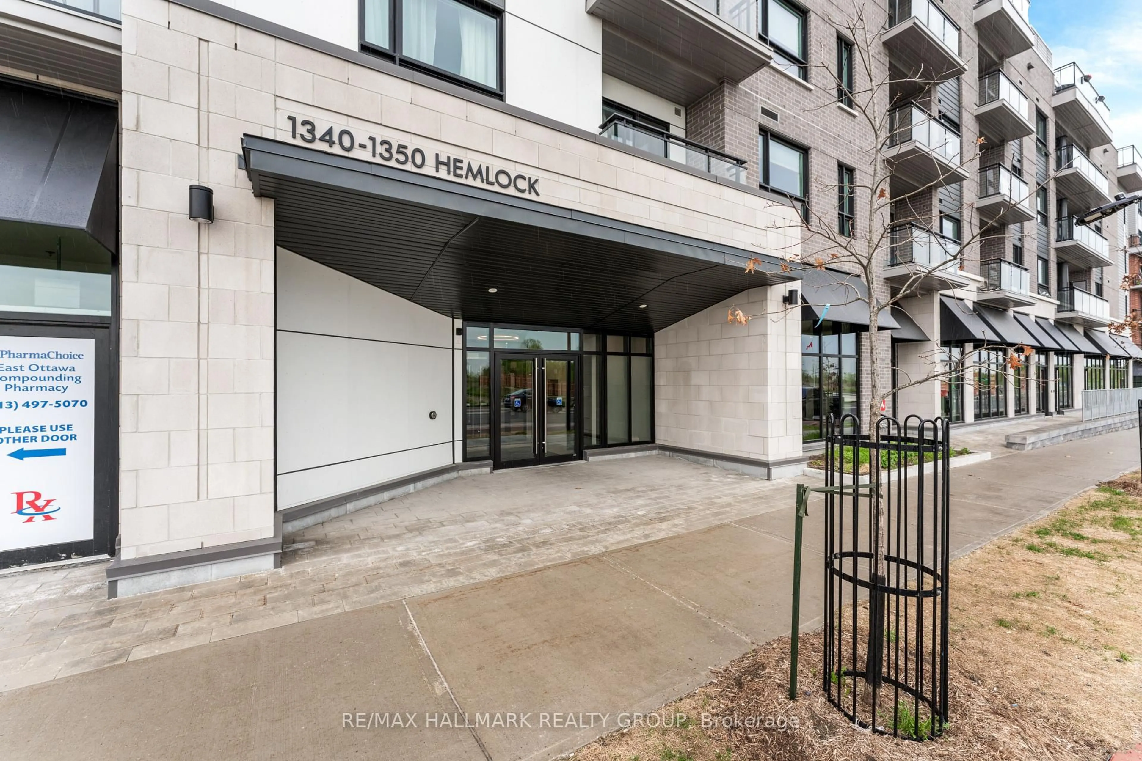 Indoor entryway for 1350 Hemlock Rd #411, Ottawa Ontario K1K 5C2