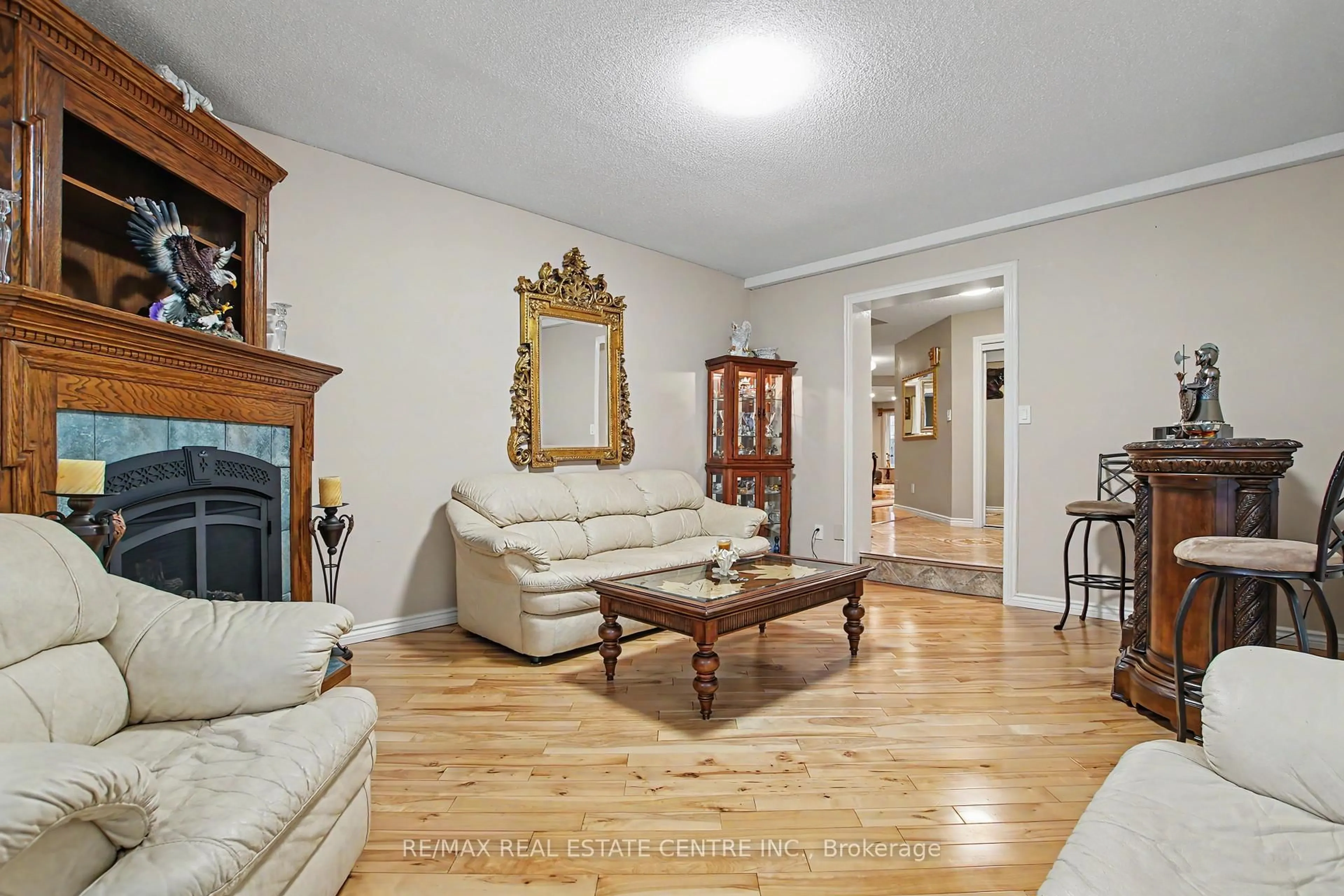 Living room with furniture, unknown for 342 Saginaw Pkwy, Cambridge Ontario N1T 1R8