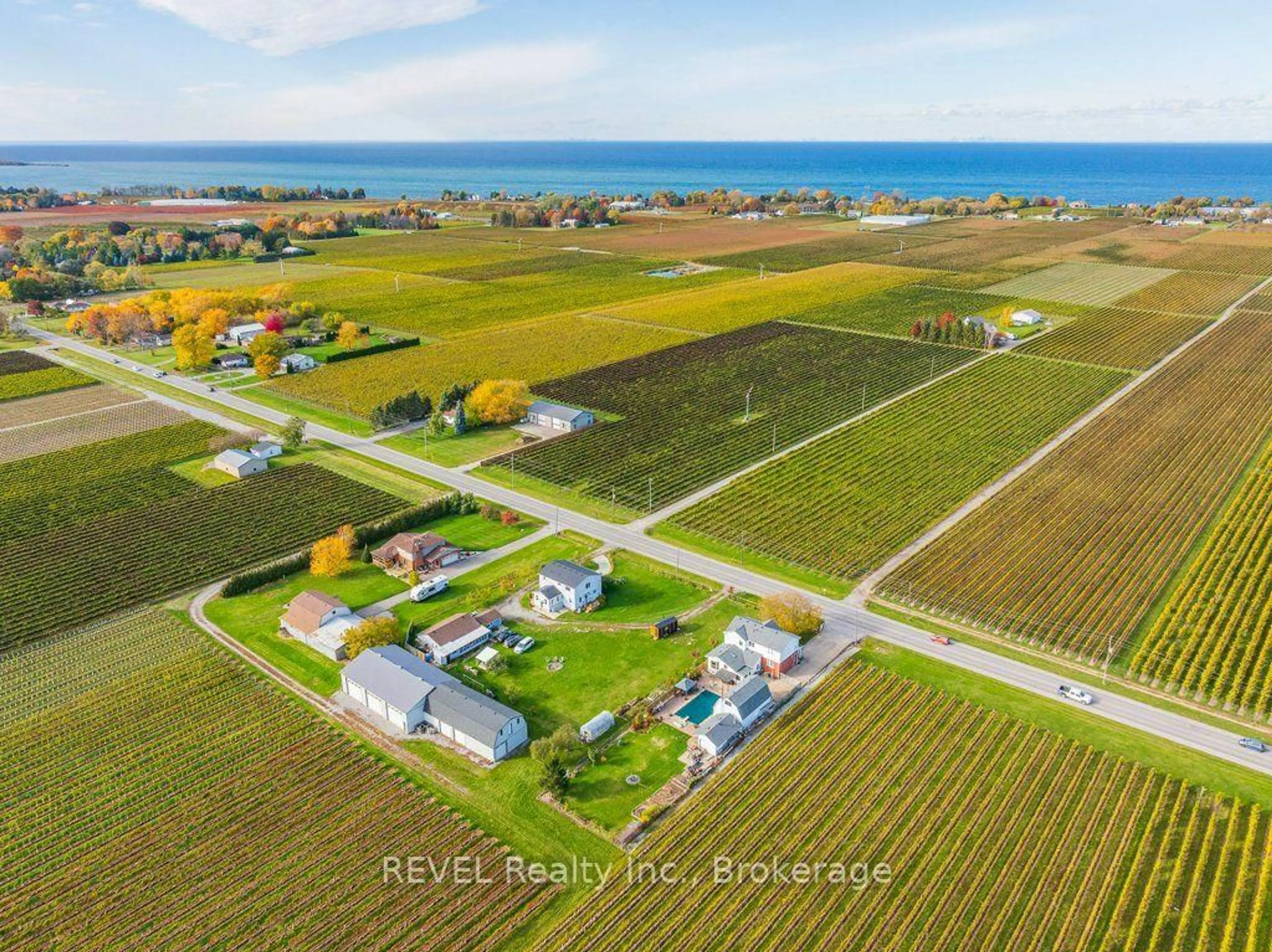 A pic from outside/outdoor area/front of a property/back of a property/a pic from drone, unknown for 165 East West Line, Niagara-on-the-Lake Ontario L0S 1J0