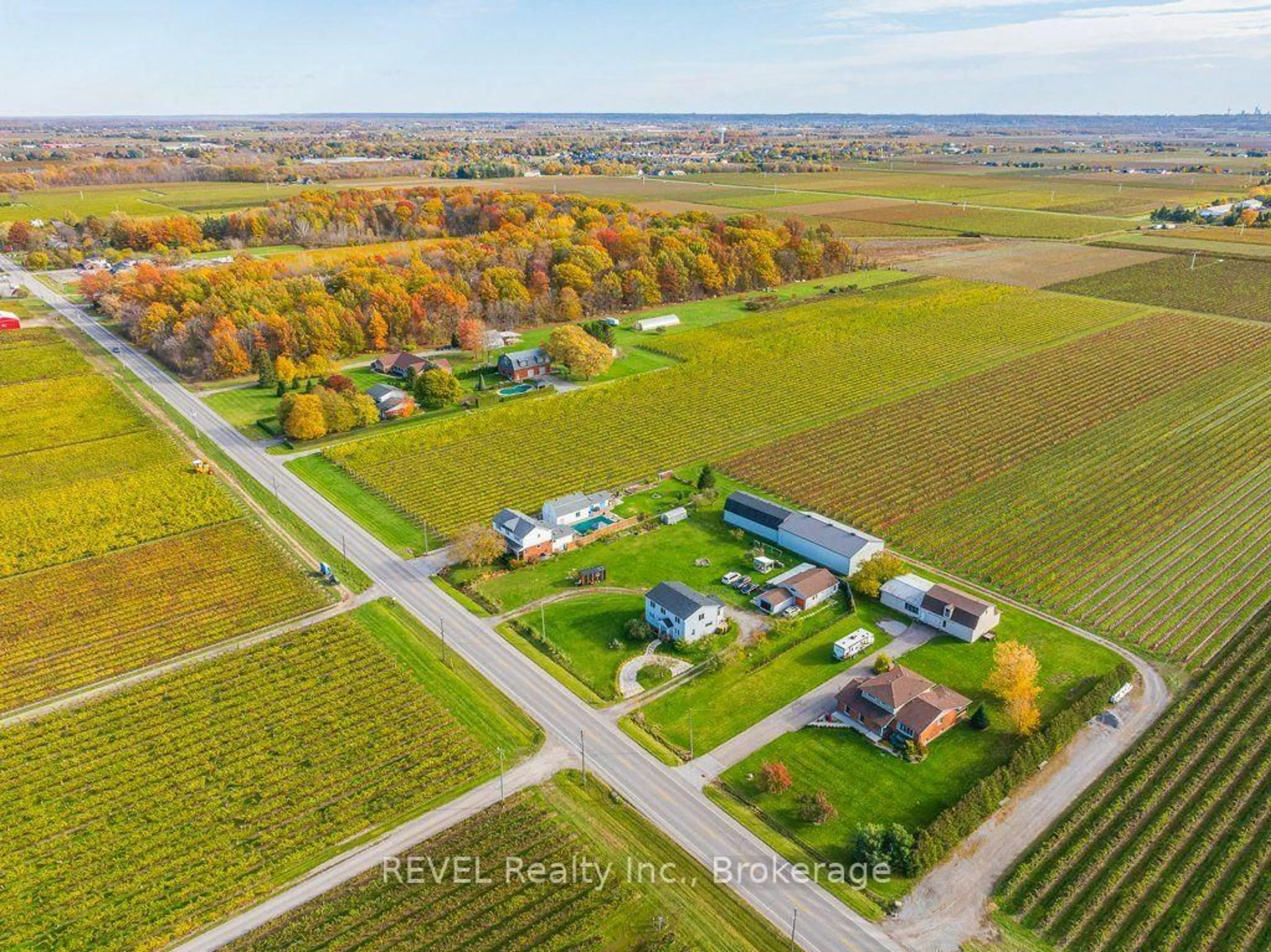 A pic from outside/outdoor area/front of a property/back of a property/a pic from drone, street for 165 East West Line, Niagara-on-the-Lake Ontario L0S 1J0