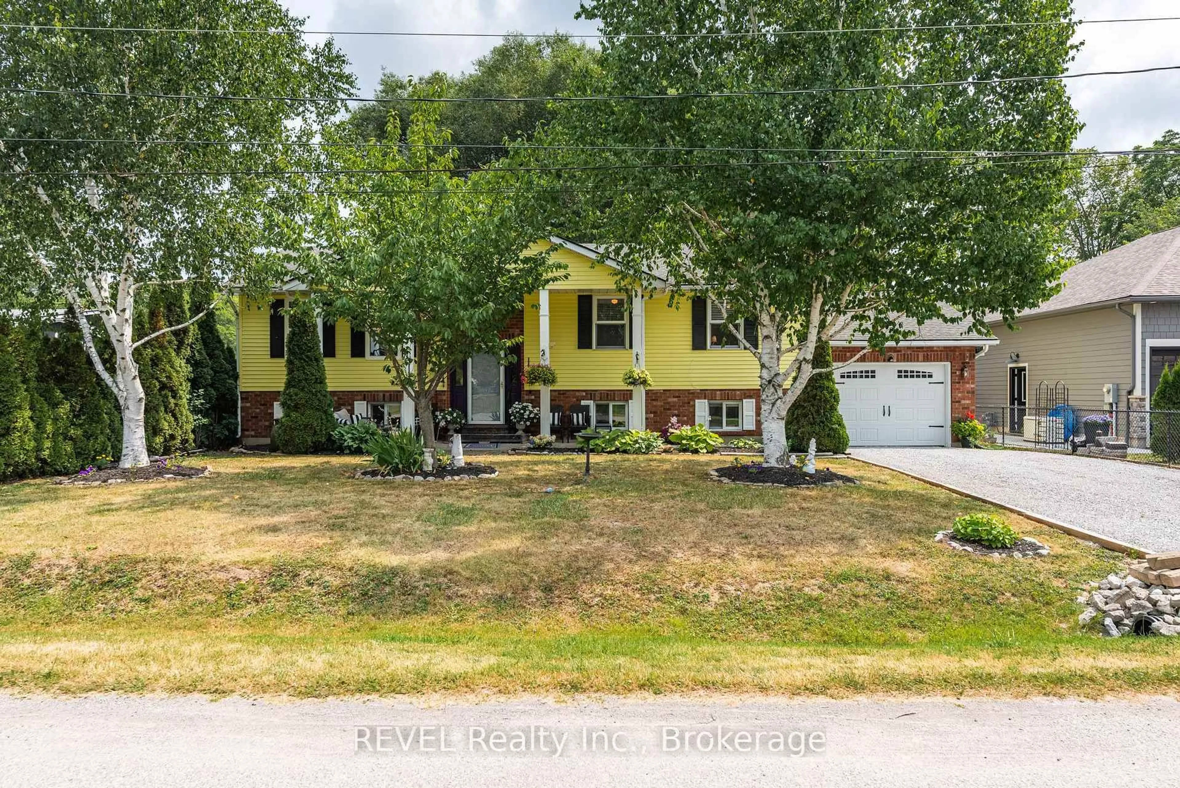 A pic from outside/outdoor area/front of a property/back of a property/a pic from drone, street for 234 Cherryhill Blvd, Fort Erie Ontario L0S 1B0
