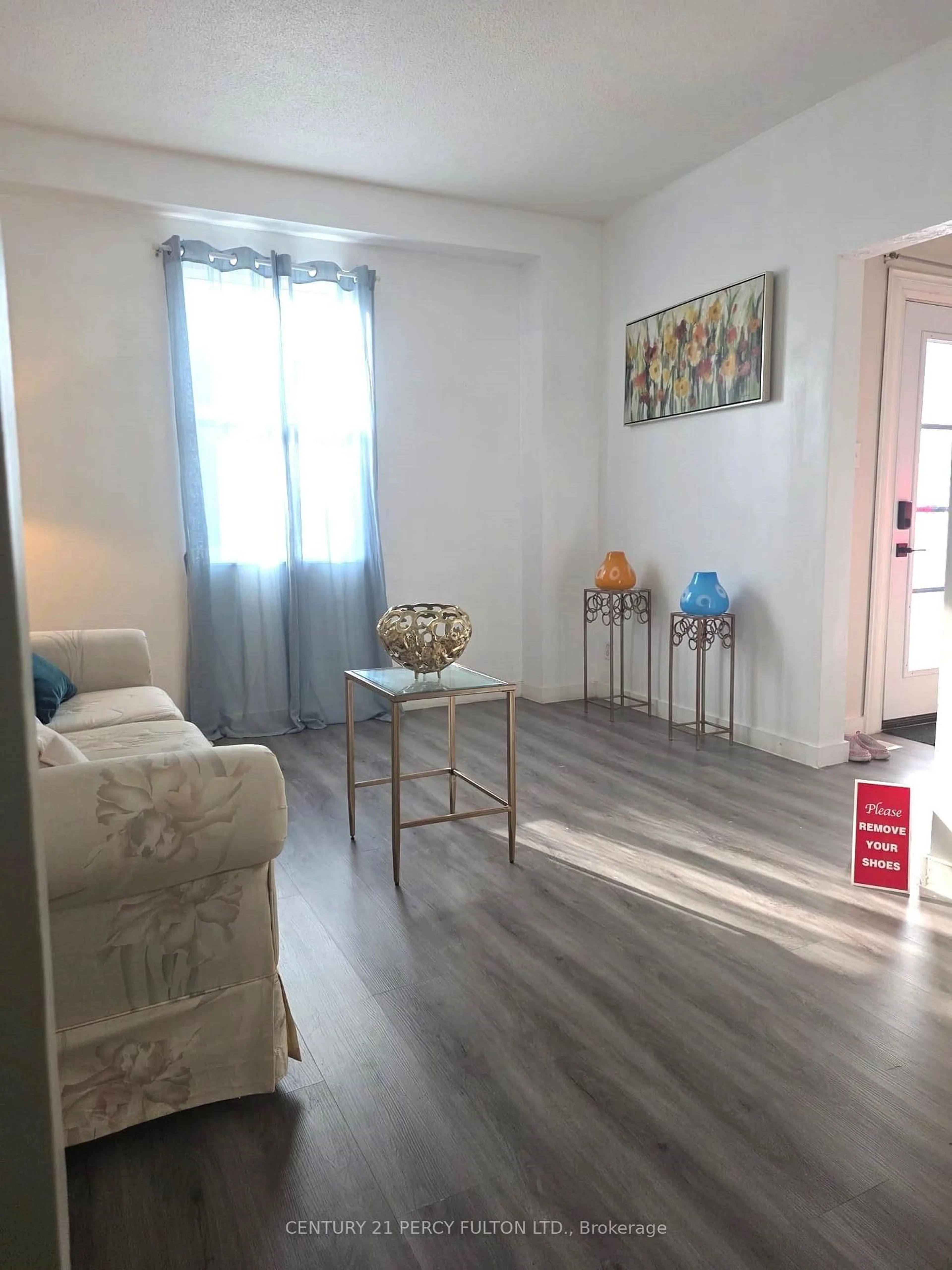 A pic of a room for 130 Stirton St, Hamilton Ontario L8L 6G2