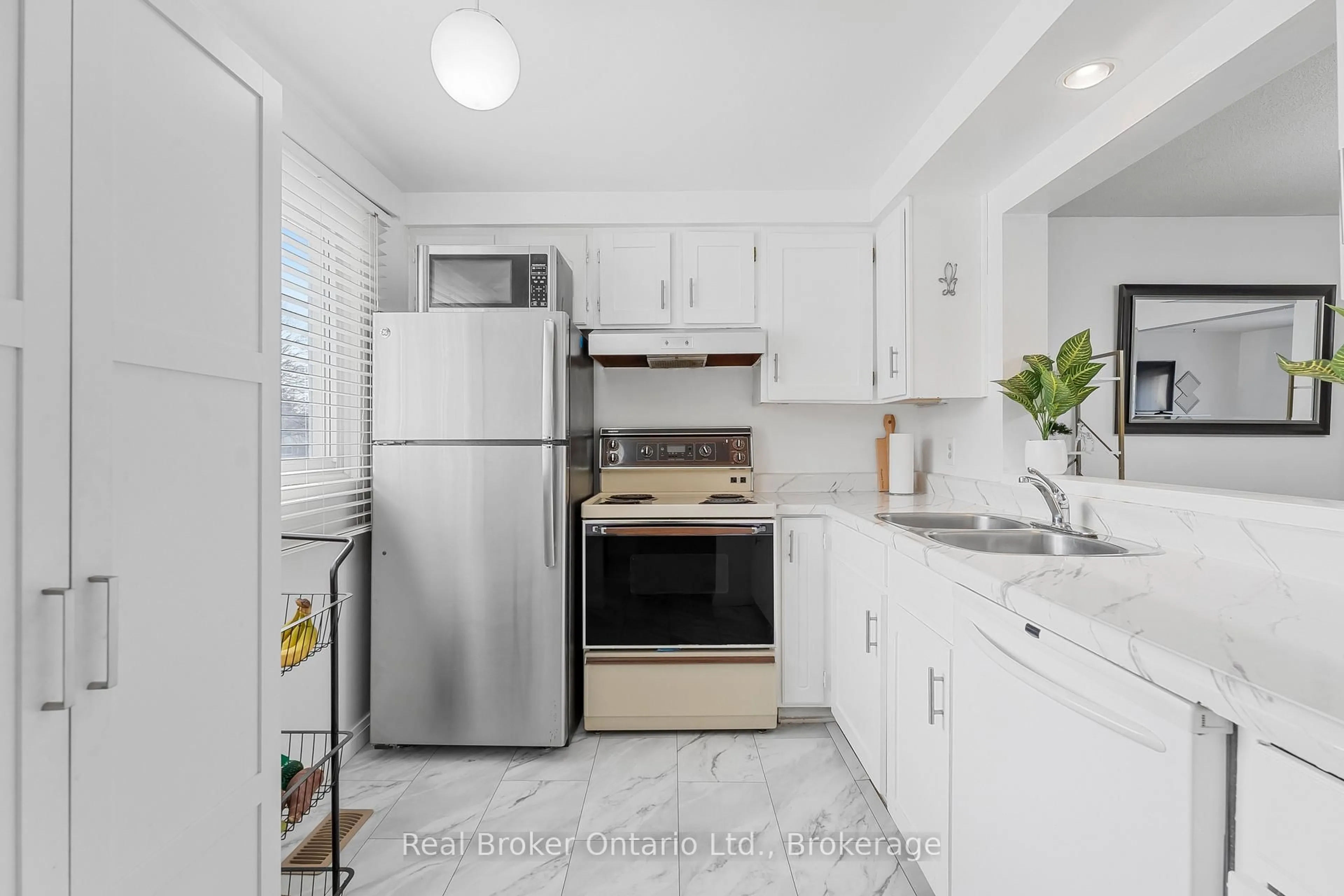 Standard kitchen, ceramic/tile floor for 5982 Dunn St #8, Niagara Falls Ontario L2G 7J9
