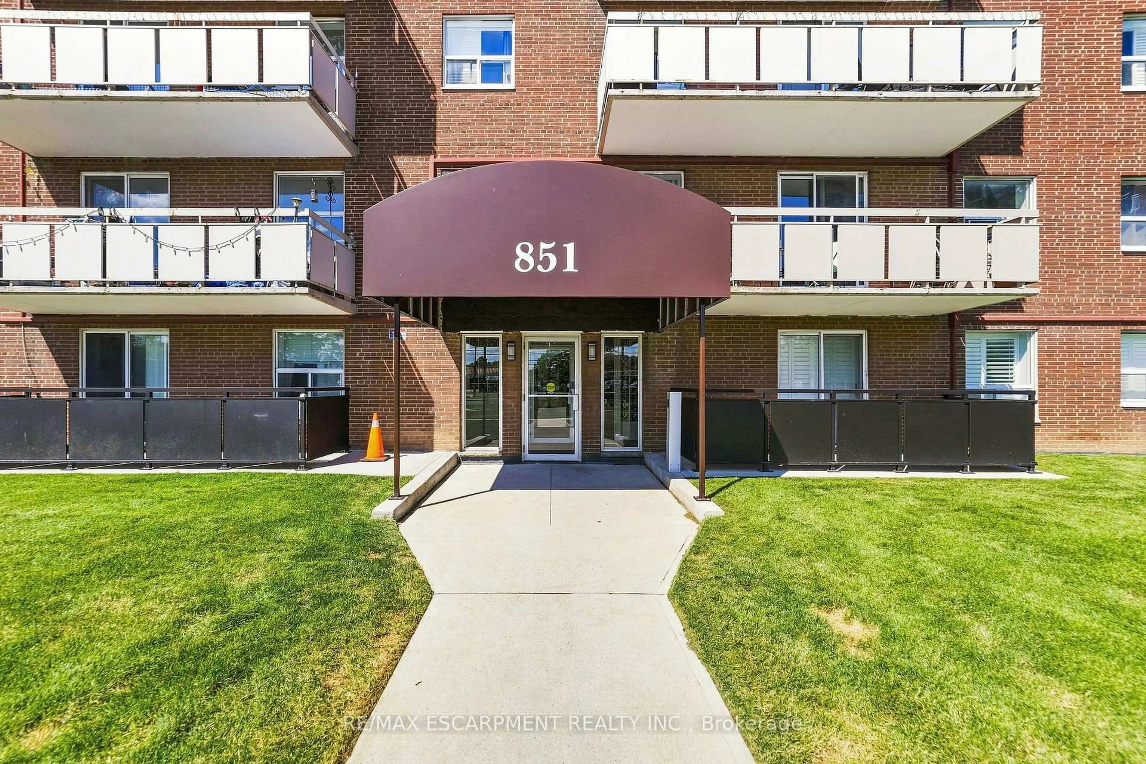 Indoor foyer for 851 Queenston Rd #202, Hamilton Ontario L8H 4X5