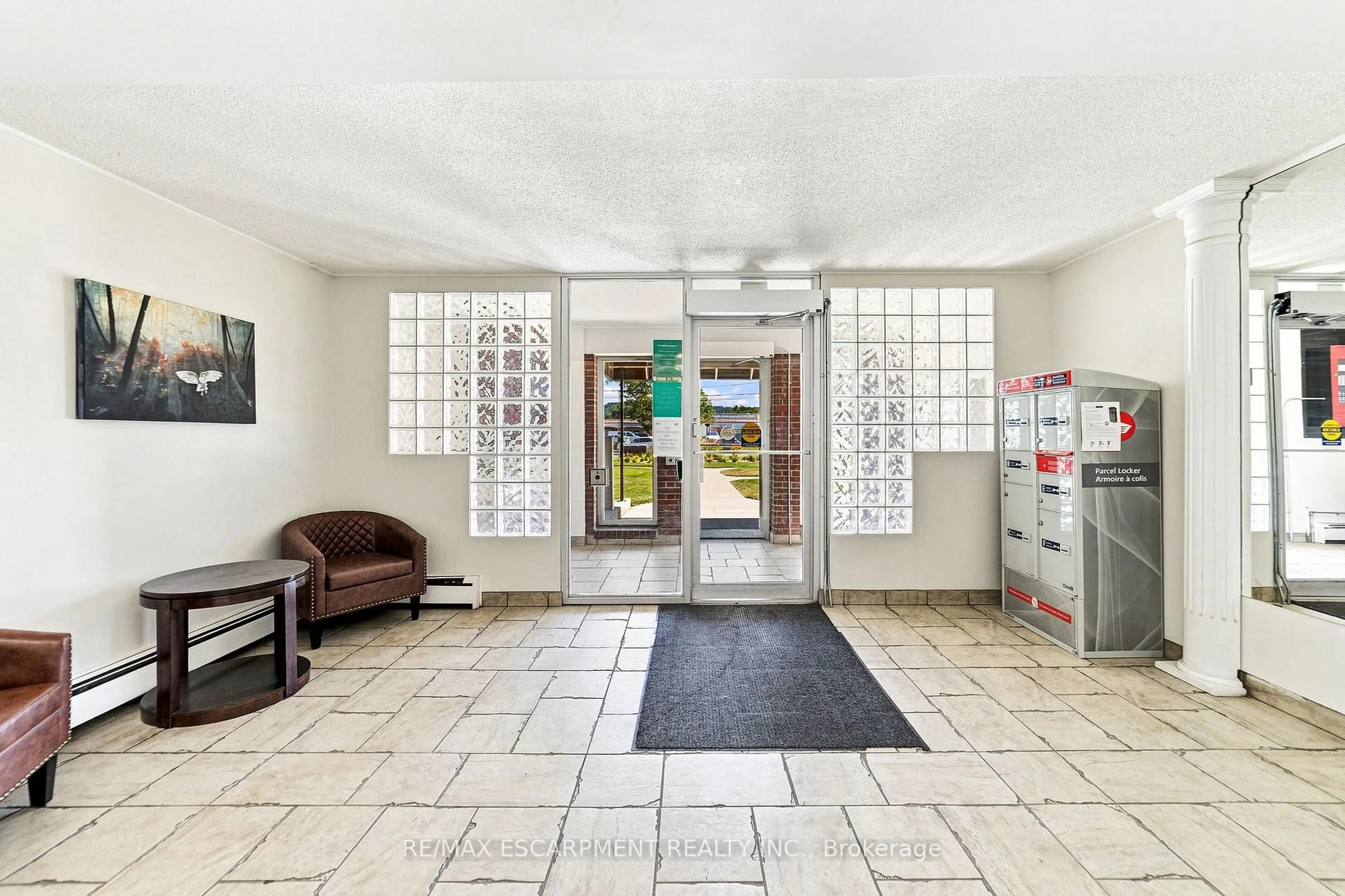 Indoor foyer for 851 Queenston Rd #202, Hamilton Ontario L8H 4X5