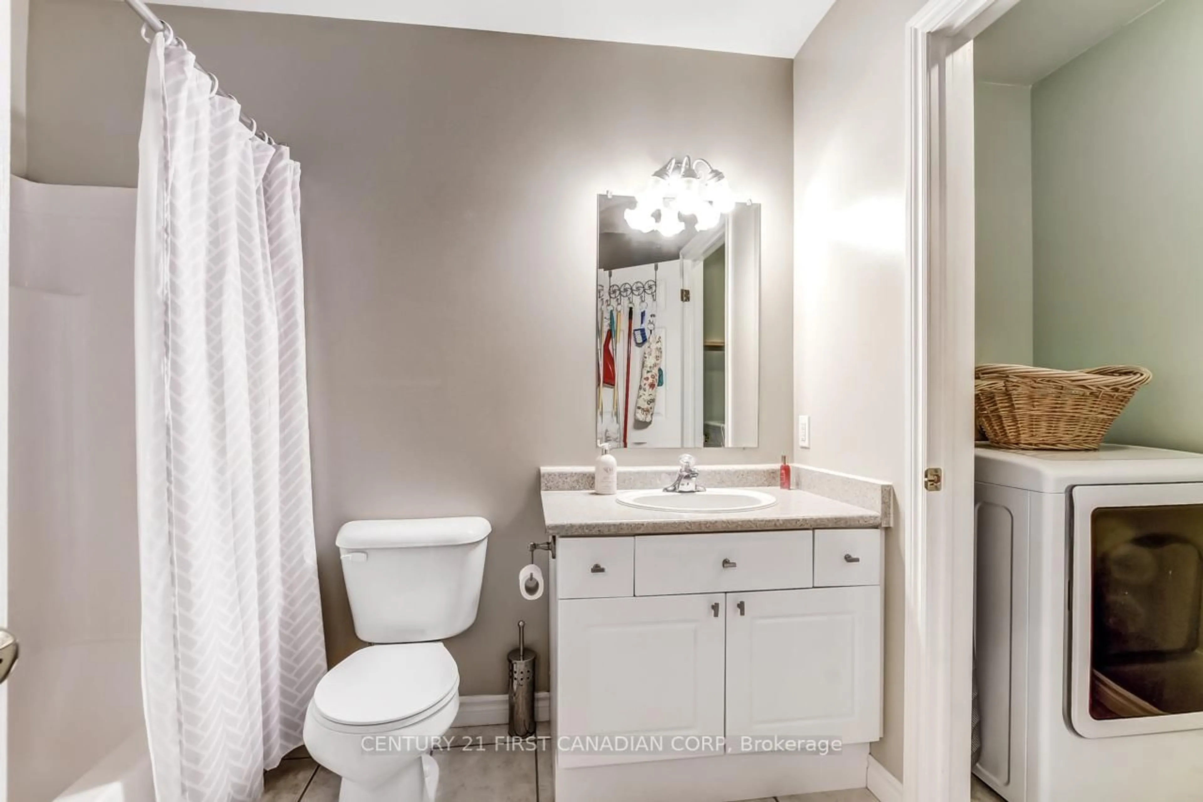 Standard bathroom, ceramic/tile floor for 1077 Hamilton Rd #47, London East Ontario N5W 6G3