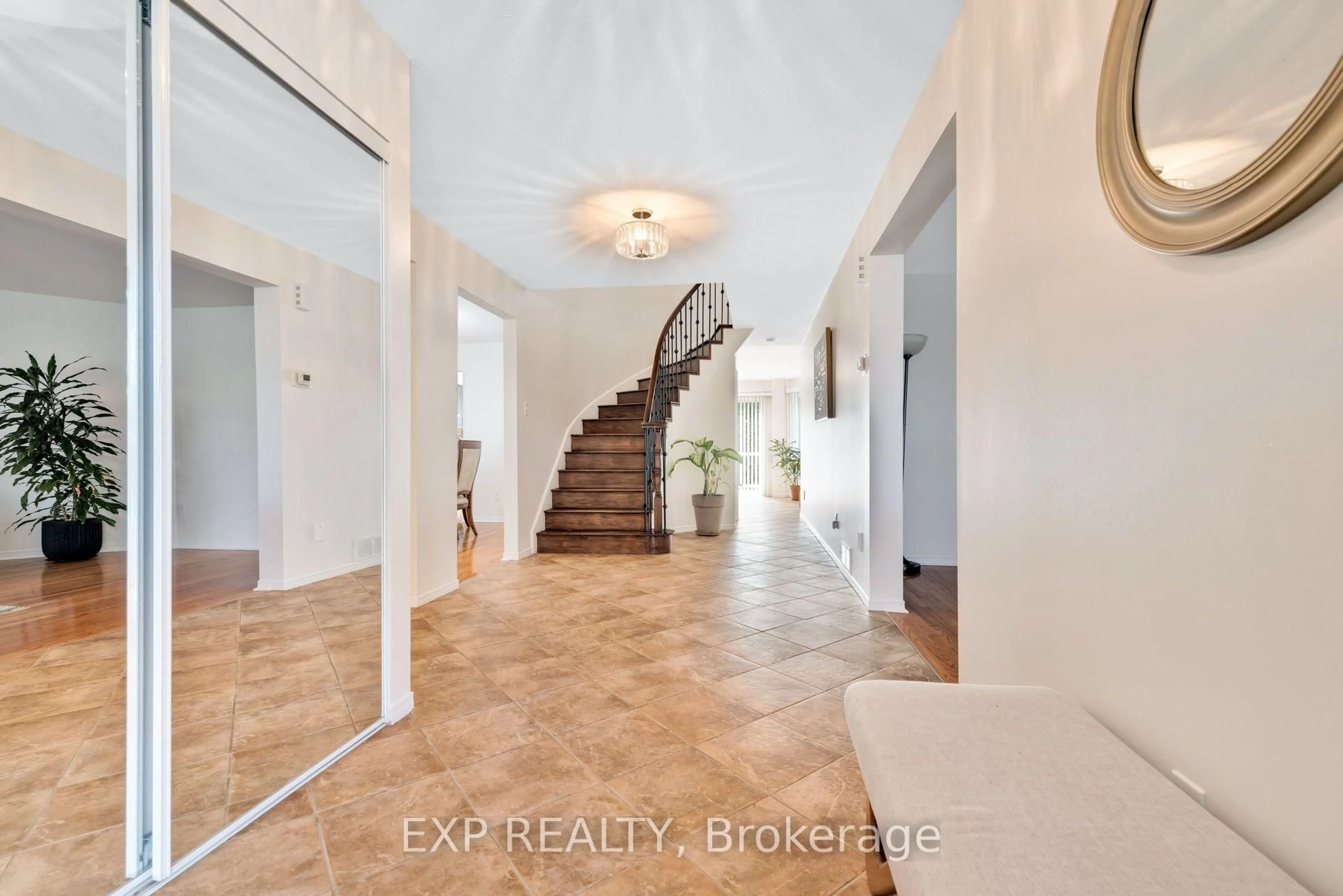 Indoor entryway for 103 FLAMBOROUGH Way, Ottawa Ontario K2K 2G1