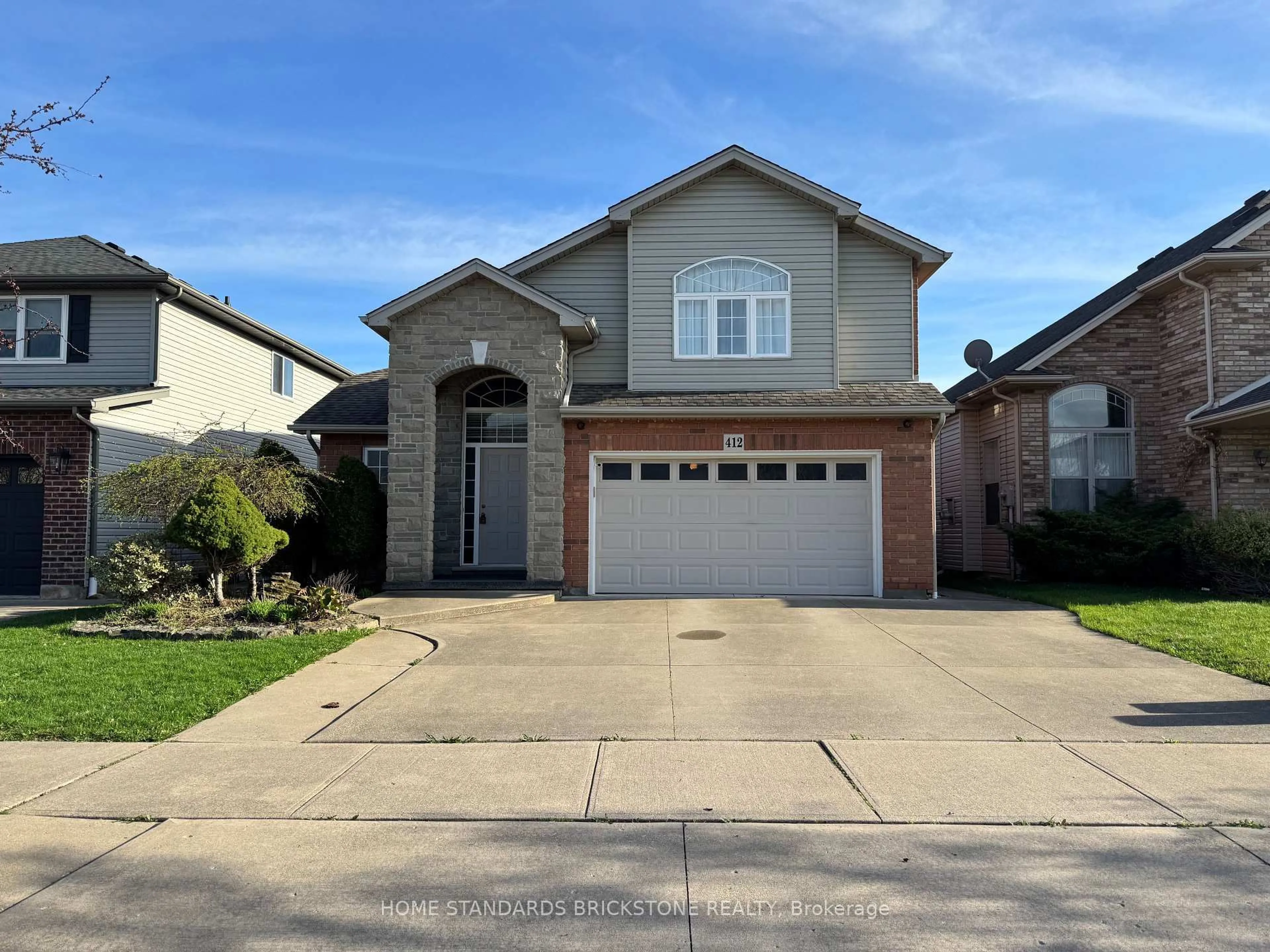Home with vinyl exterior material, street for 412 Autumn Cres, Welland Ontario L3C 7J9