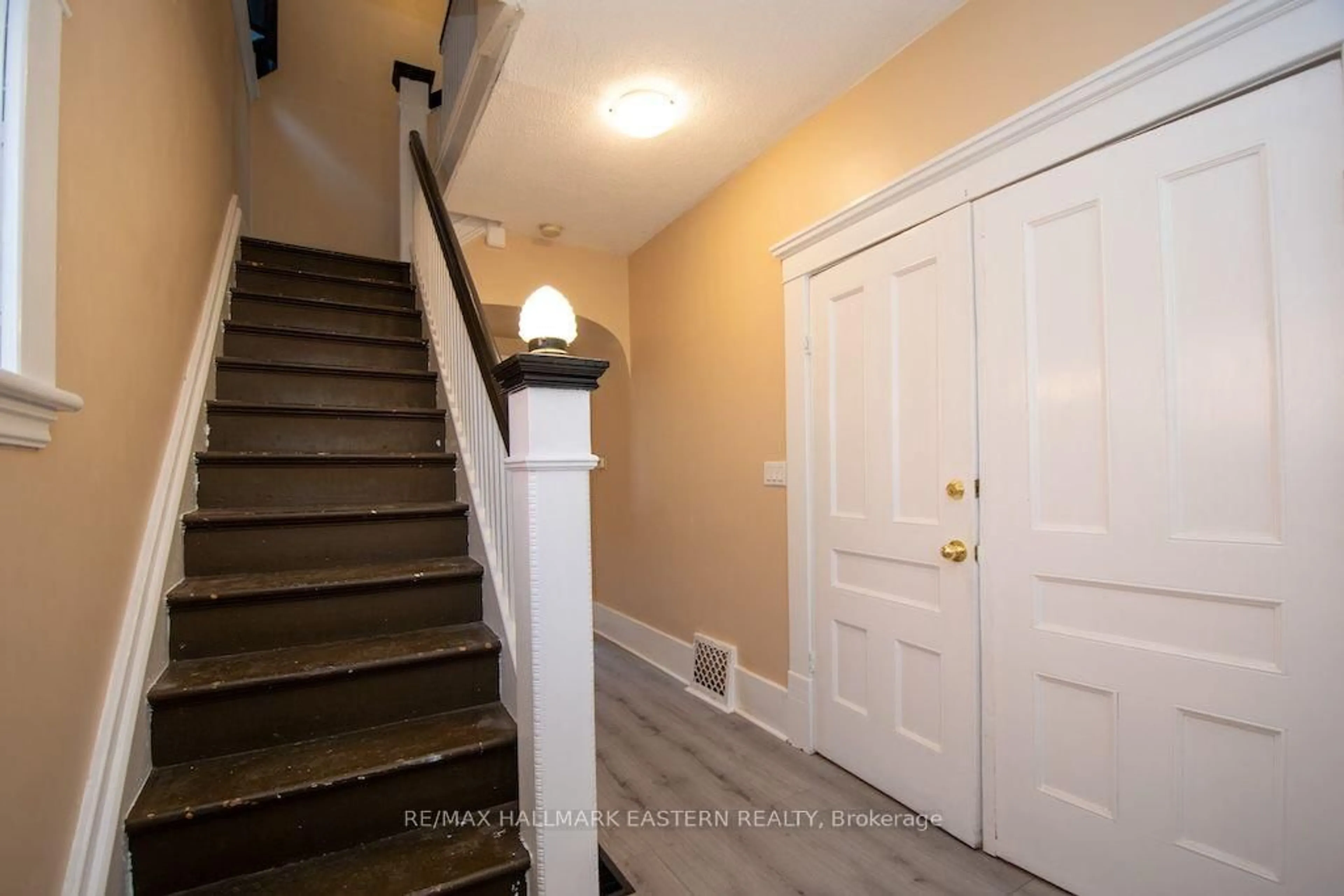Indoor entryway for 466 Rubidge St, Peterborough Ontario K9H 4E5
