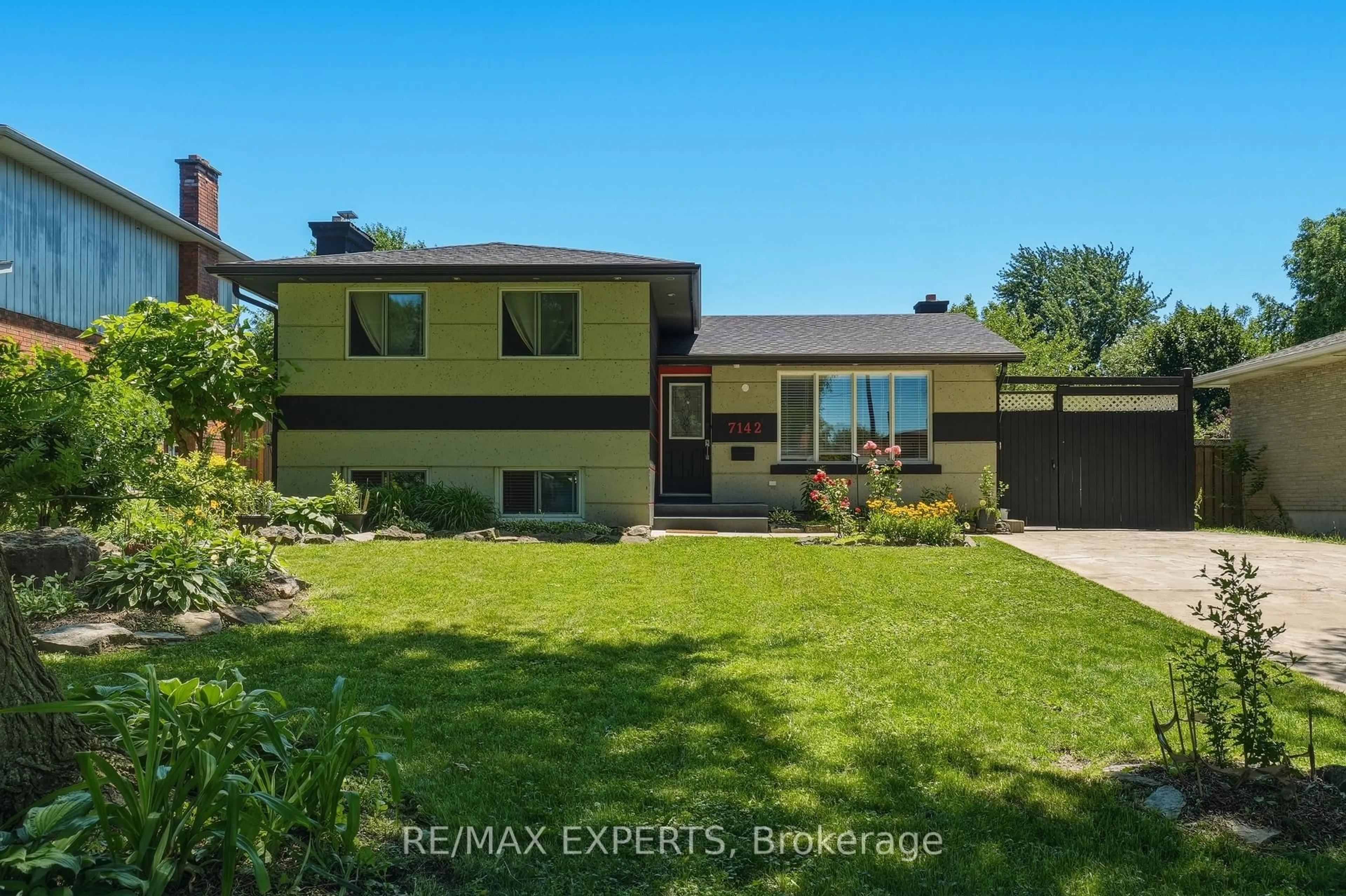 Home with vinyl exterior material, street for 7142 Rosseau Pl, Niagara Falls Ontario L2J 3V2