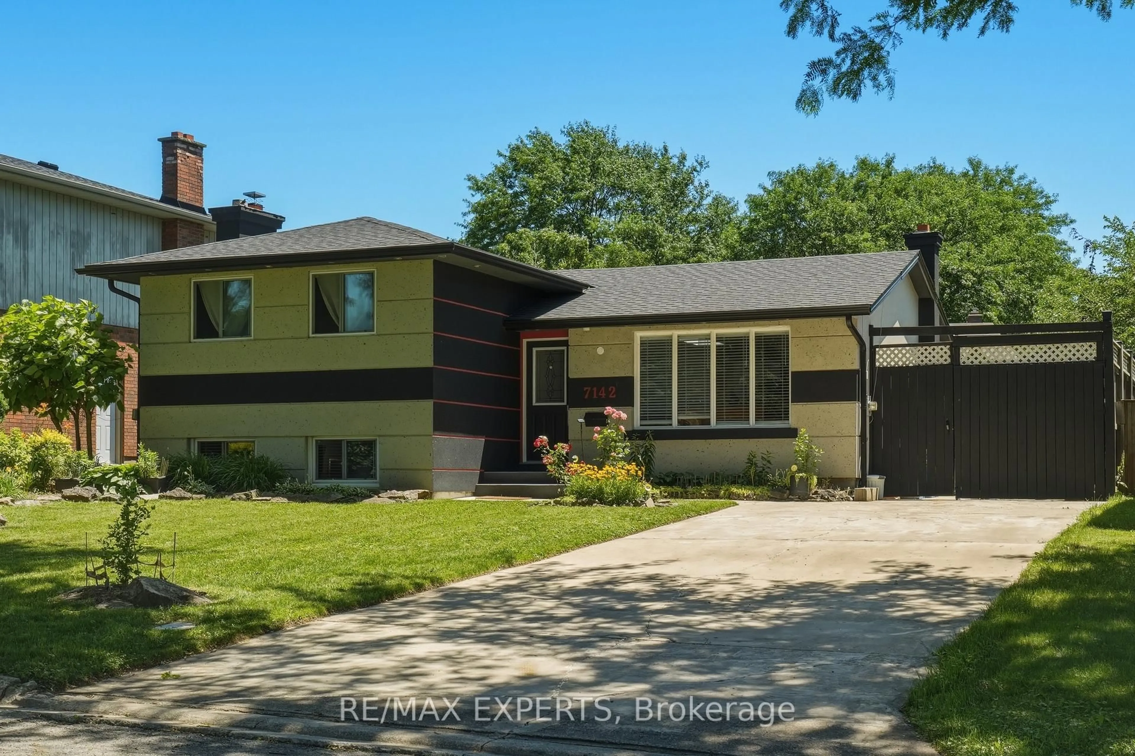 Home with brick exterior material, street for 7142 Rosseau Pl, Niagara Falls Ontario L2J 3V2