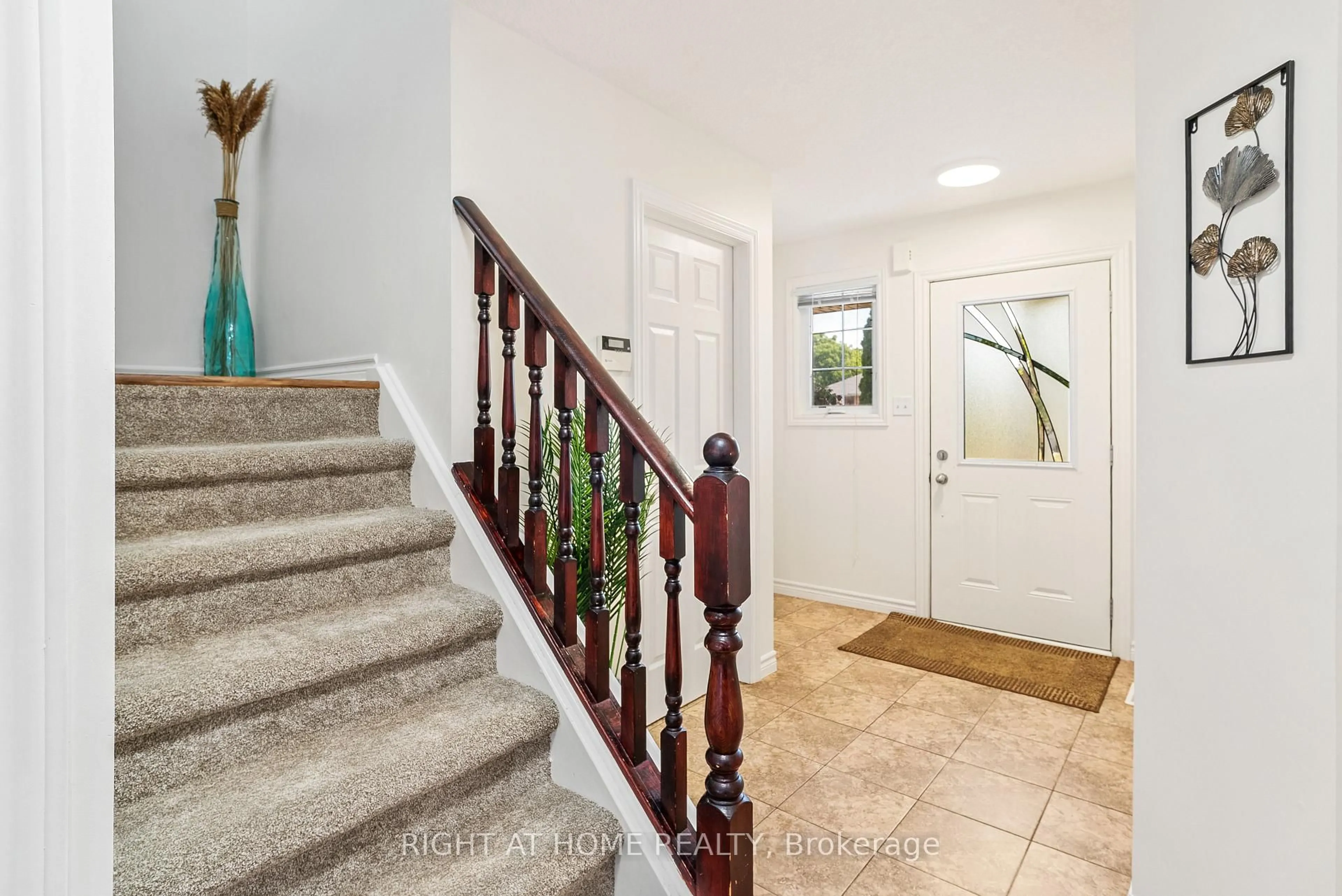 Indoor entryway for 1460 South Wenige Dr, London North Ontario N5X 4N1