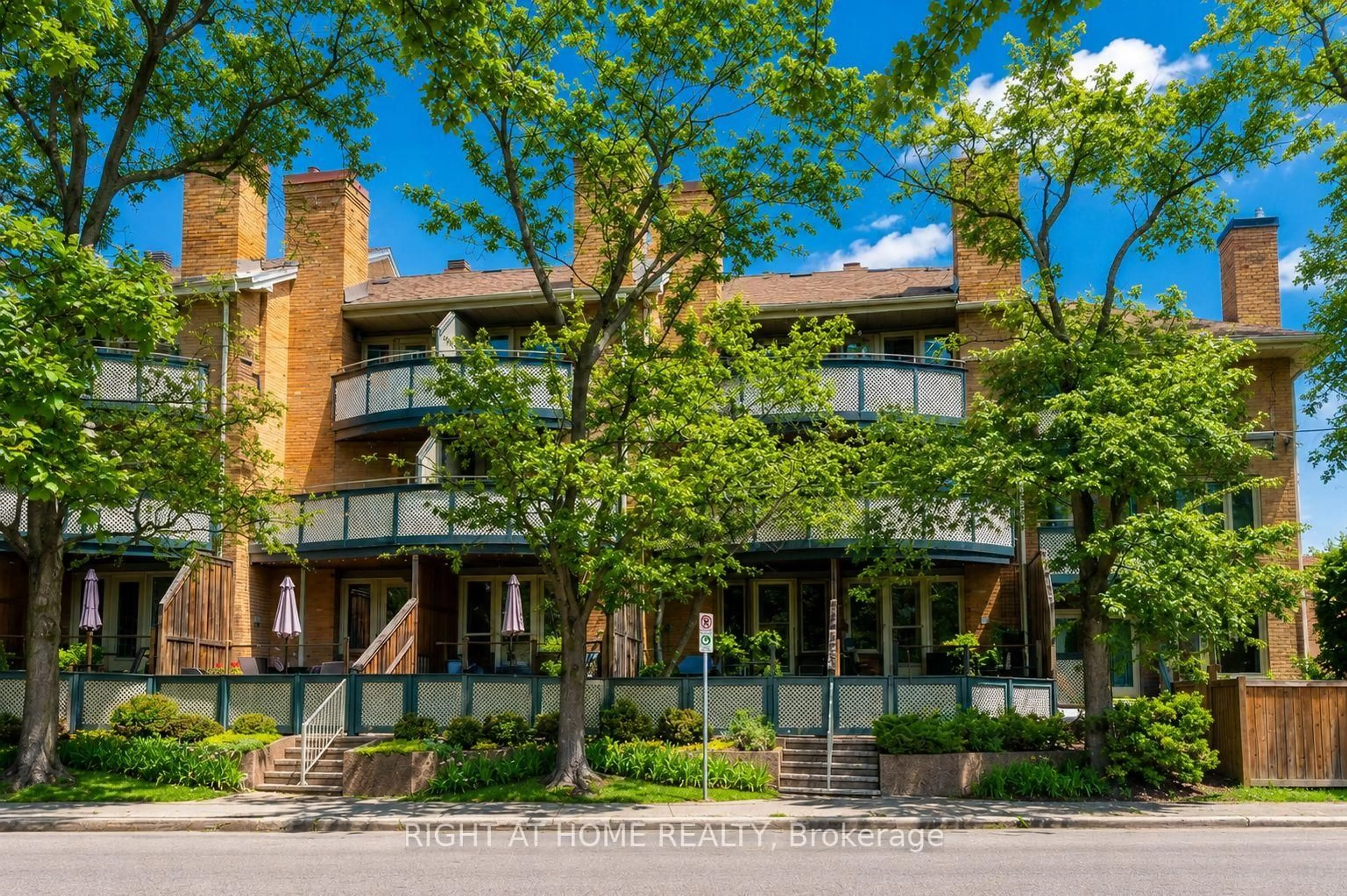 Patio, street for 2 Columbus Ave #6, Ottawa Ontario K1K 1R3