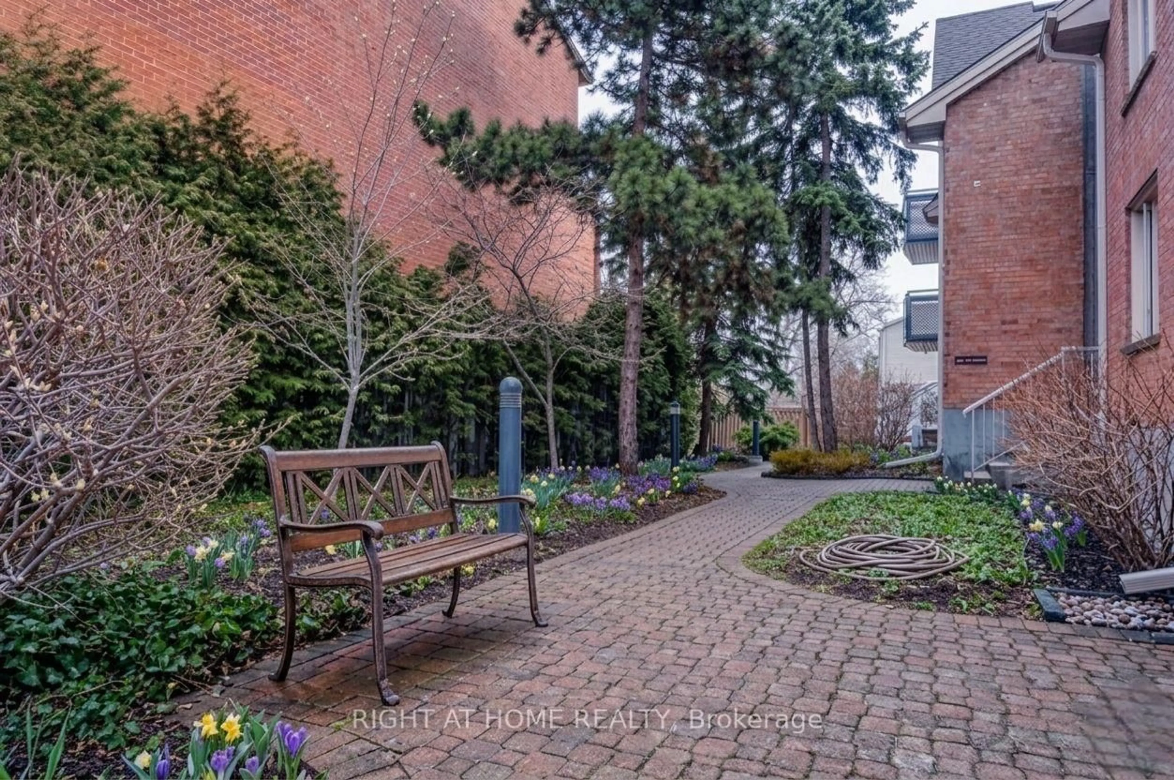 Patio, street for 2 Columbus Ave #6, Ottawa Ontario K1K 1R3