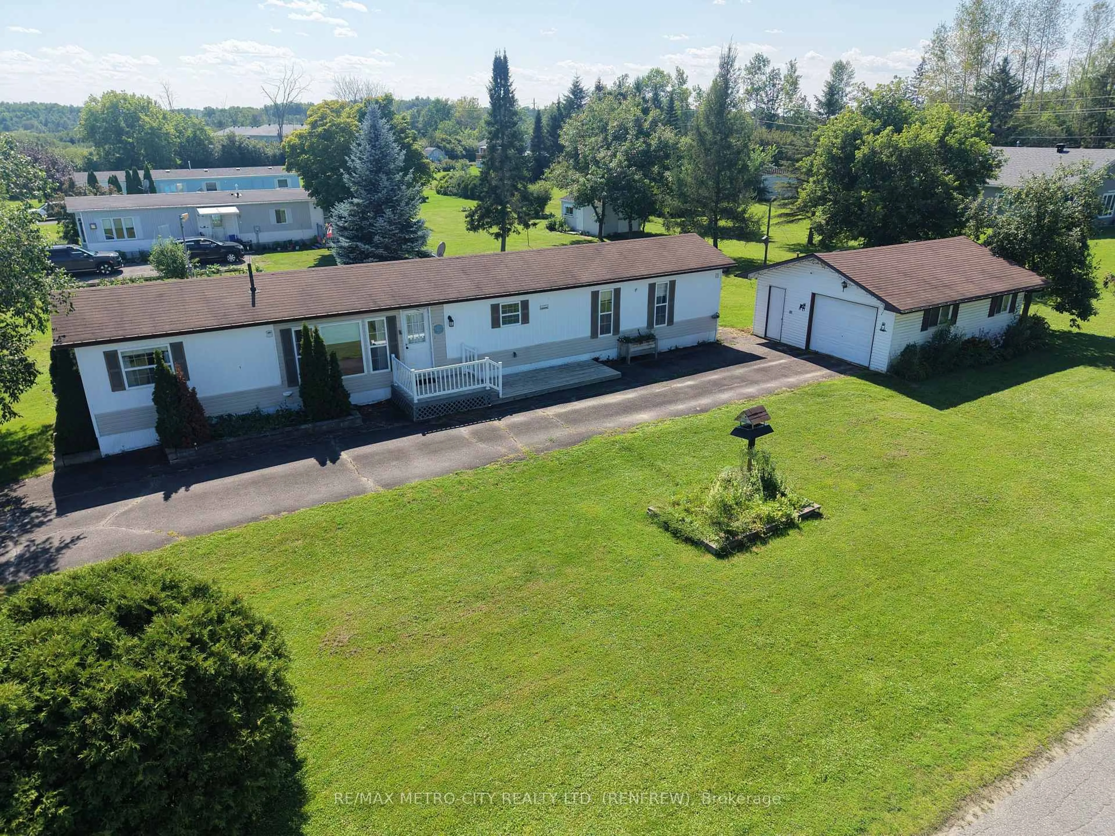 A pic from outside/outdoor area/front of a property/back of a property/a pic from drone, unknown for 34 SUNSET Lane, Renfrew Ontario K7V 0A5