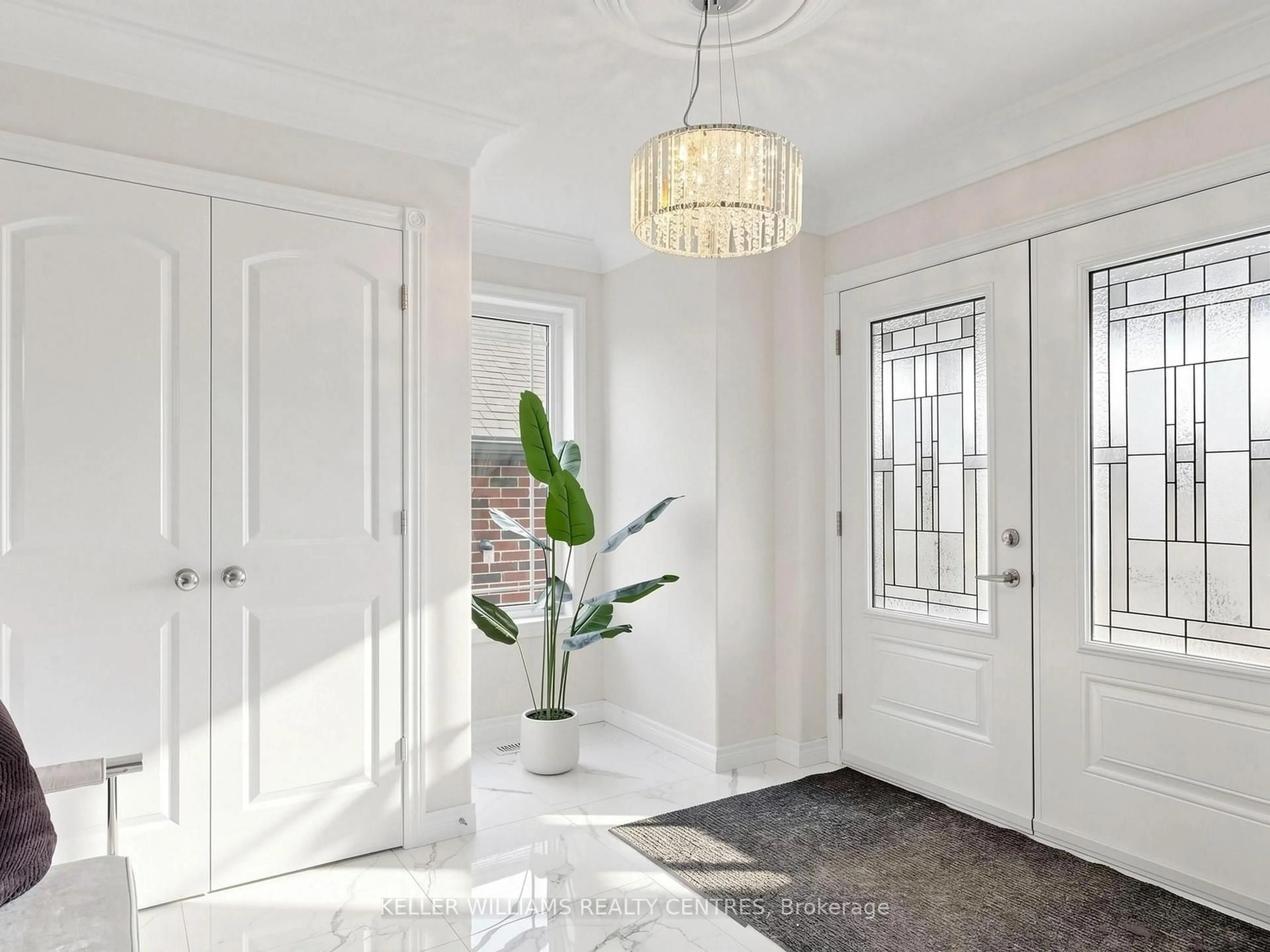 Indoor entryway for 36 York Dr, Peterborough Ontario K9J 6X4