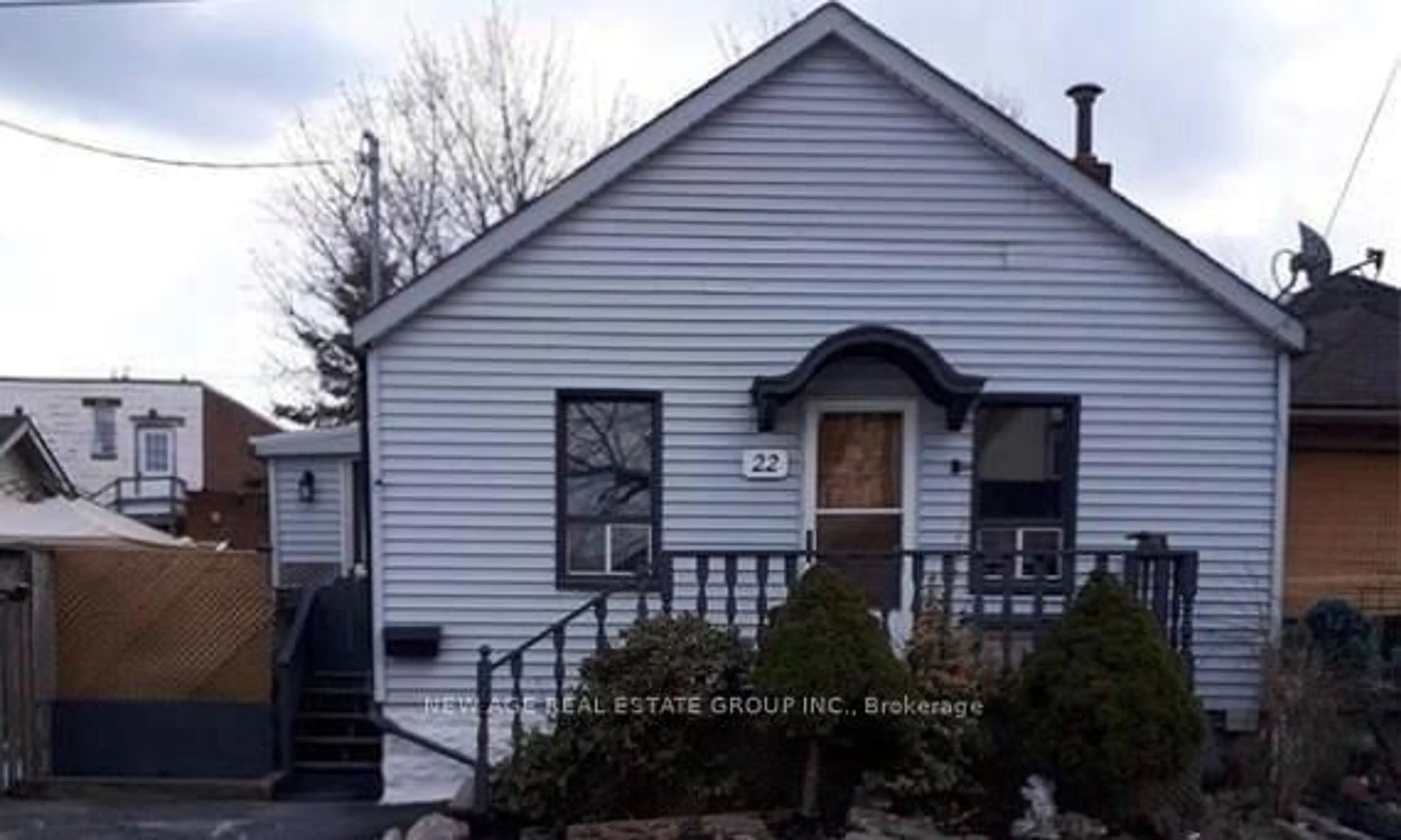 Home with vinyl exterior material, street for 22 Alice St, Hamilton Ontario L8H 4R1