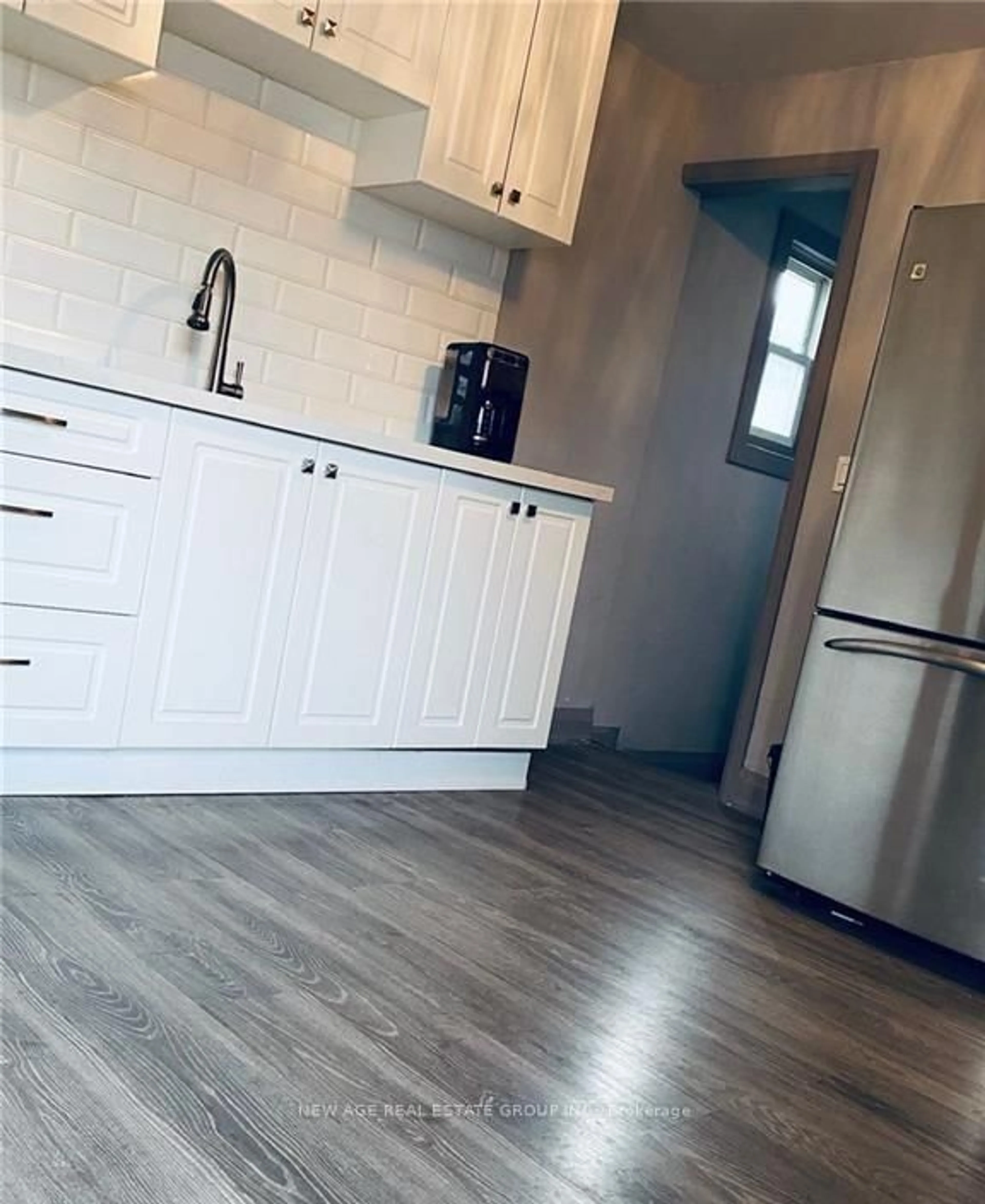 Standard kitchen, unknown for 22 Alice St, Hamilton Ontario L8H 4R1