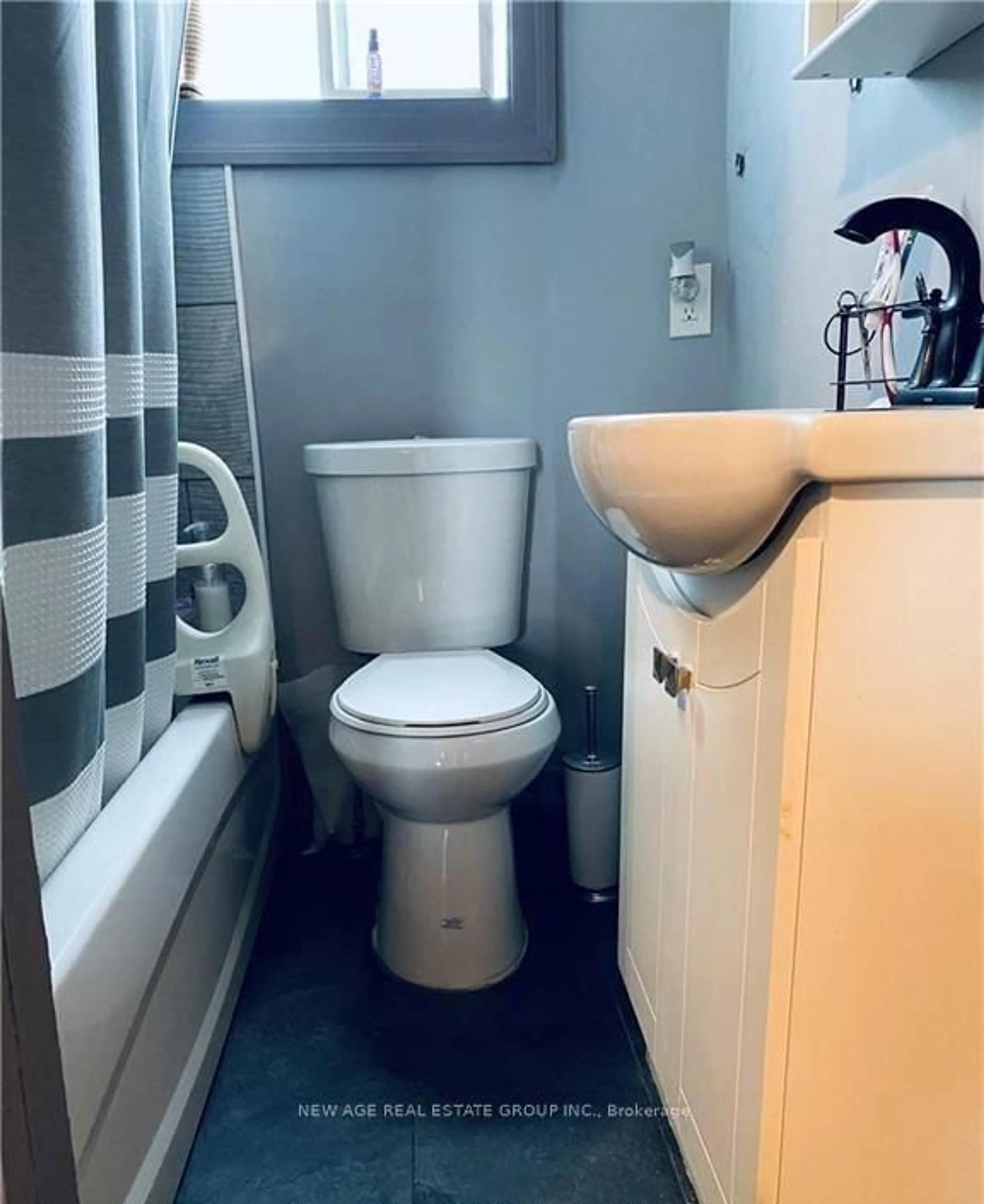 Standard bathroom, floor is not visible for 22 Alice St, Hamilton Ontario L8H 4R1