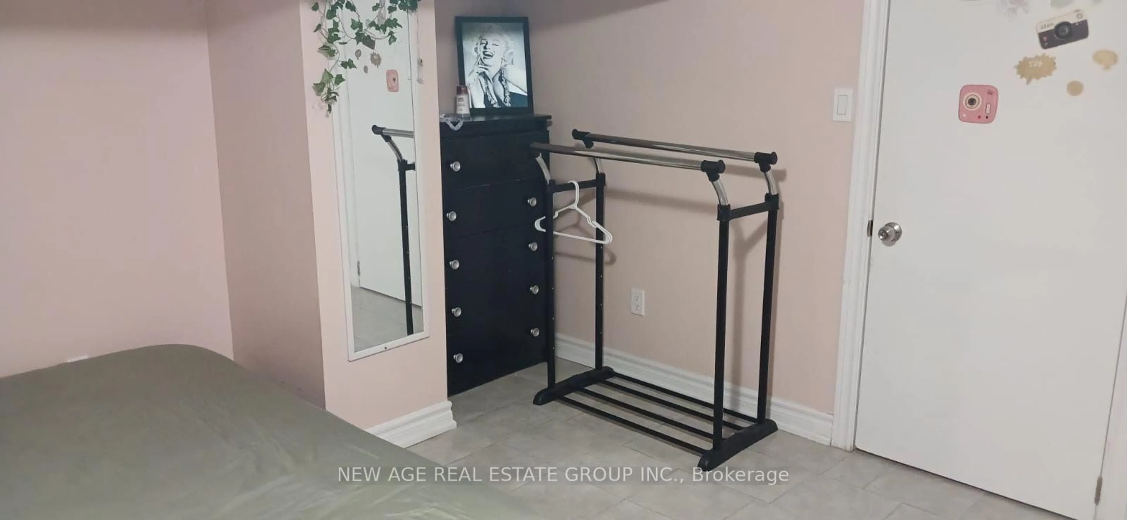 Indoor entryway for 22 Alice St, Hamilton Ontario L8H 4R1