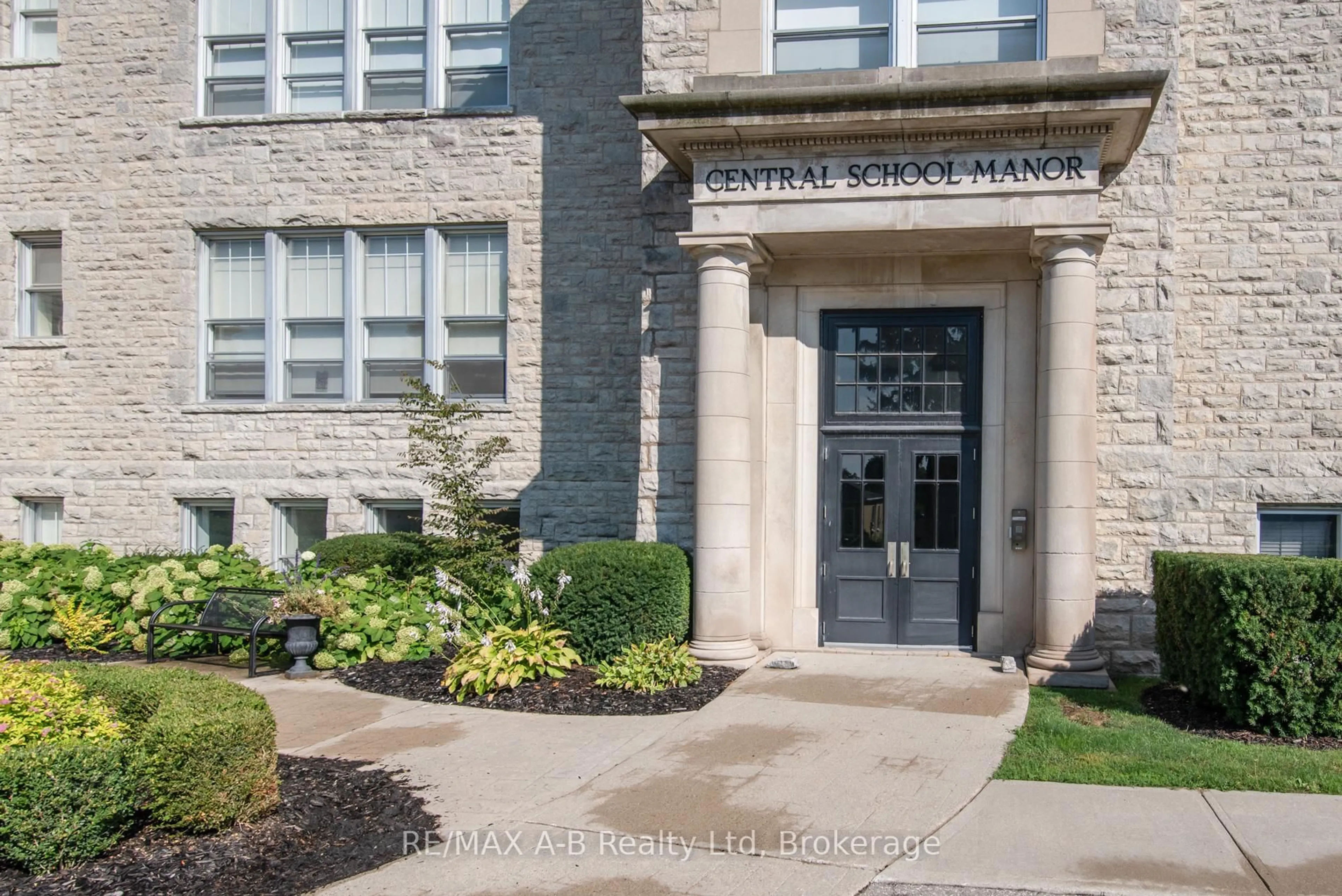 Indoor foyer for 189 Elizabeth St #1C, St. Marys Ontario N4X 0B5