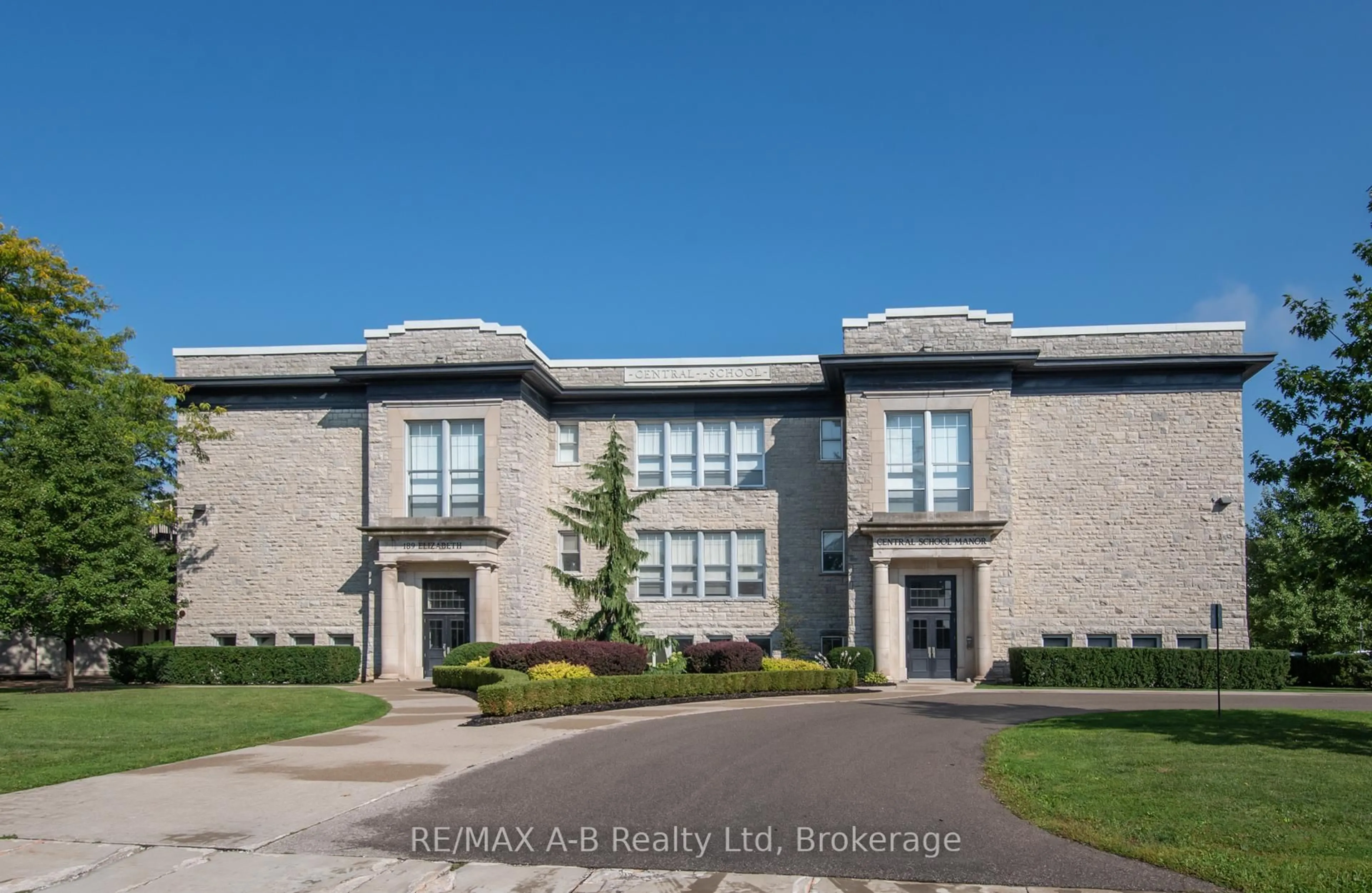 A pic from outside/outdoor area/front of a property/back of a property/a pic from drone, building for 189 Elizabeth St #1C, St. Marys Ontario N4X 0B5