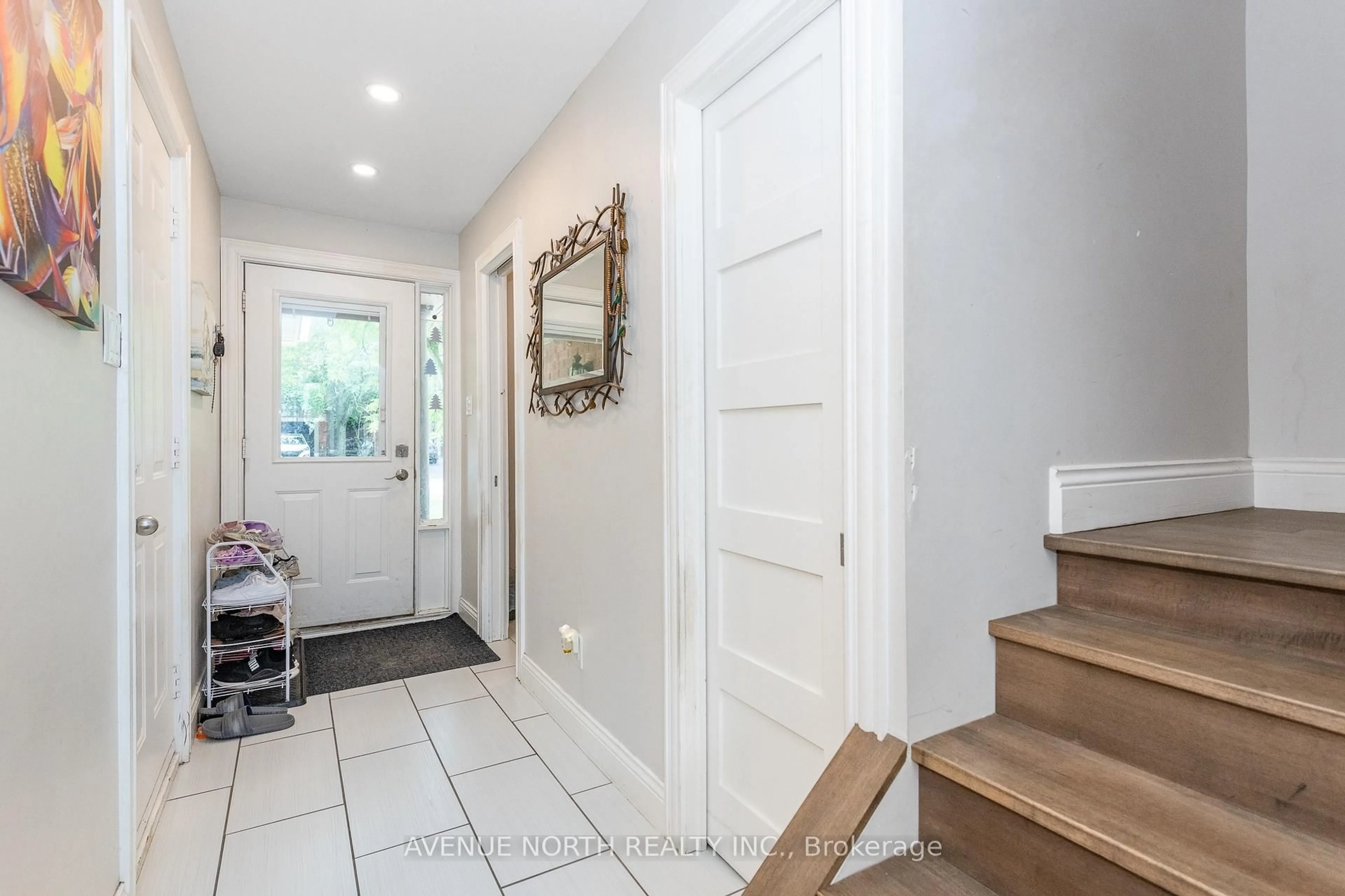 Indoor entryway for 501 Lawler Cres, Ottawa Ontario K4A 3Y4