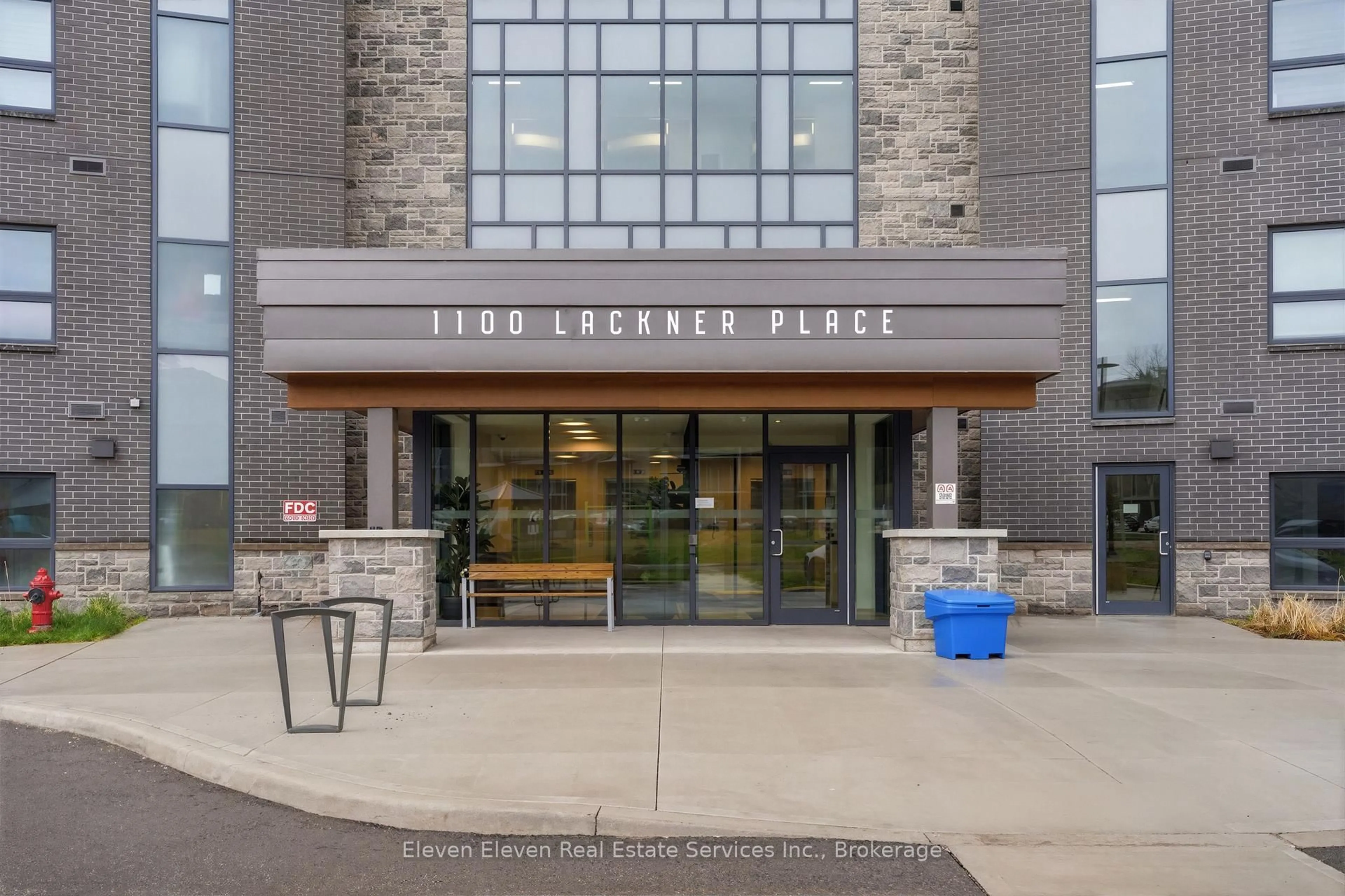 Indoor foyer for 1100 Lackner Pl #422, Kitchener Ontario N2A 0M1