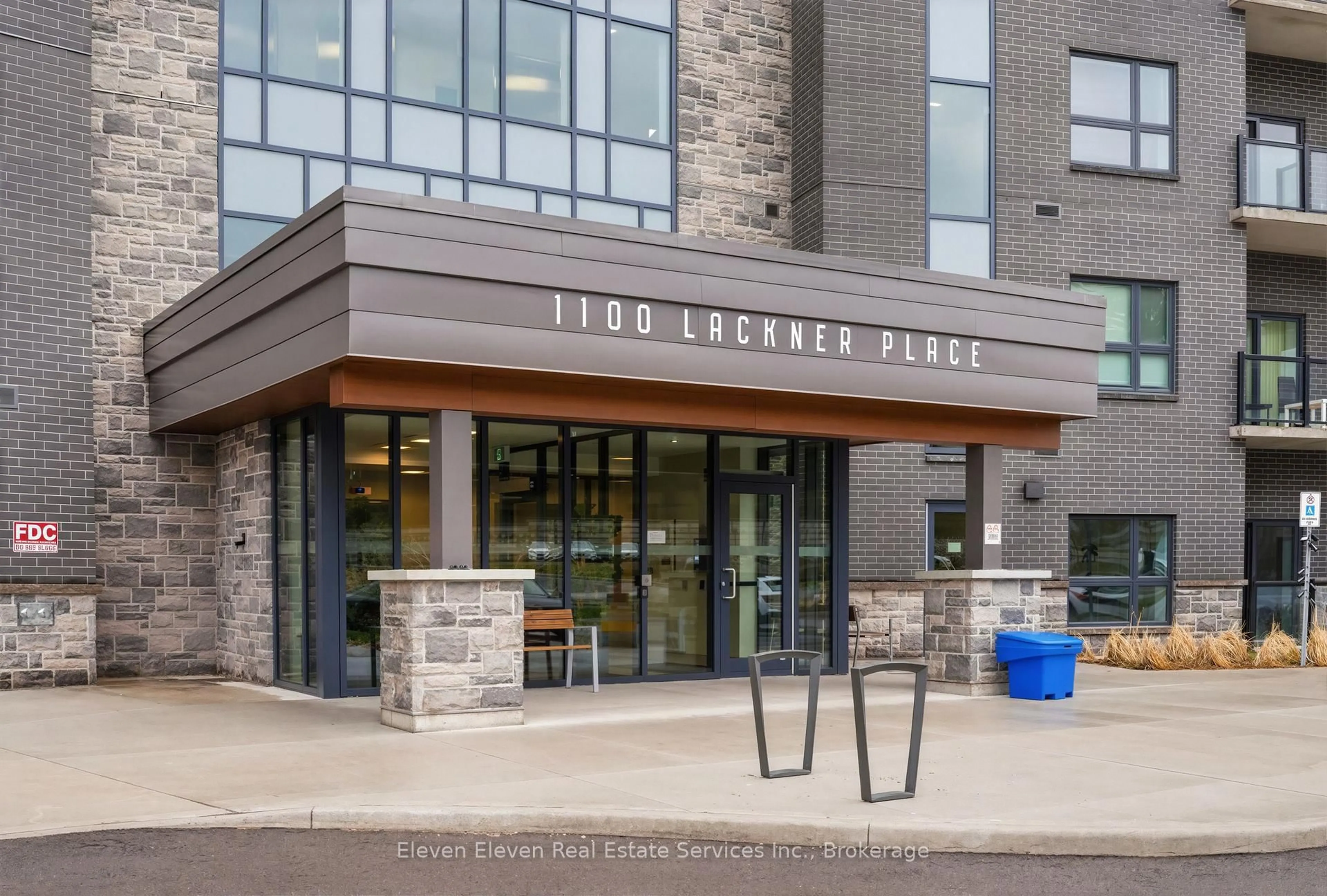 Indoor foyer for 1100 Lackner Pl #422, Kitchener Ontario N2A 0M1