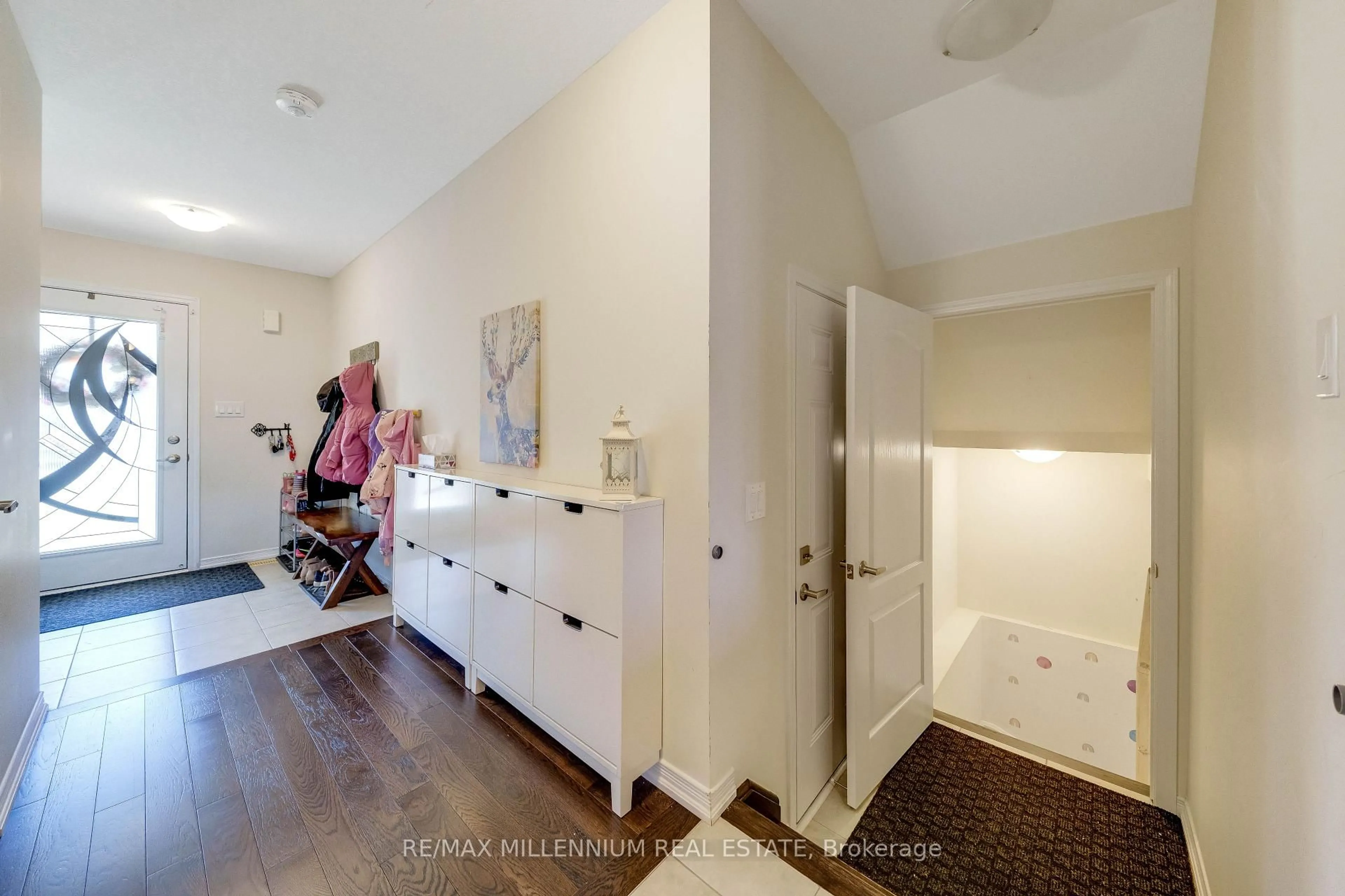 Indoor entryway for 96 Esther Cres, Thorold Ontario L3B 0G3