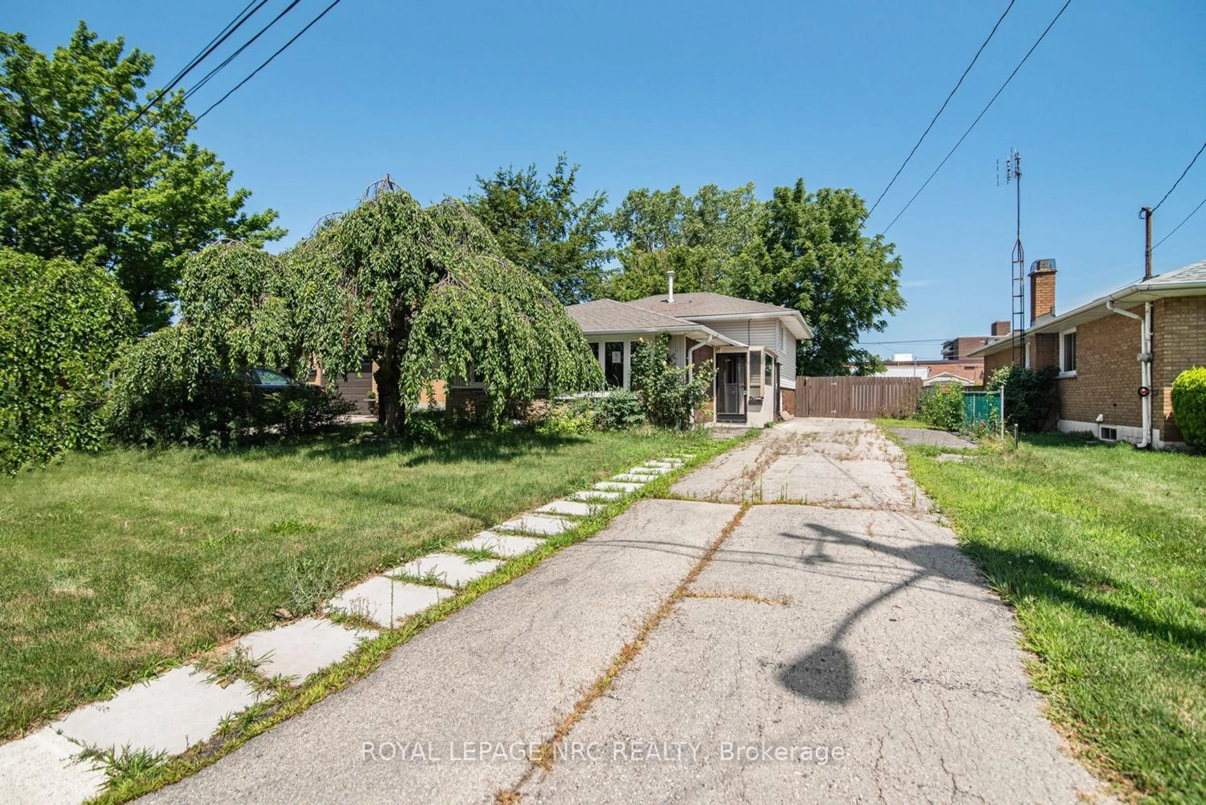 A pic from outside/outdoor area/front of a property/back of a property/a pic from drone, street for 100 Mountain Ave, Hamilton Ontario L8G 3P7
