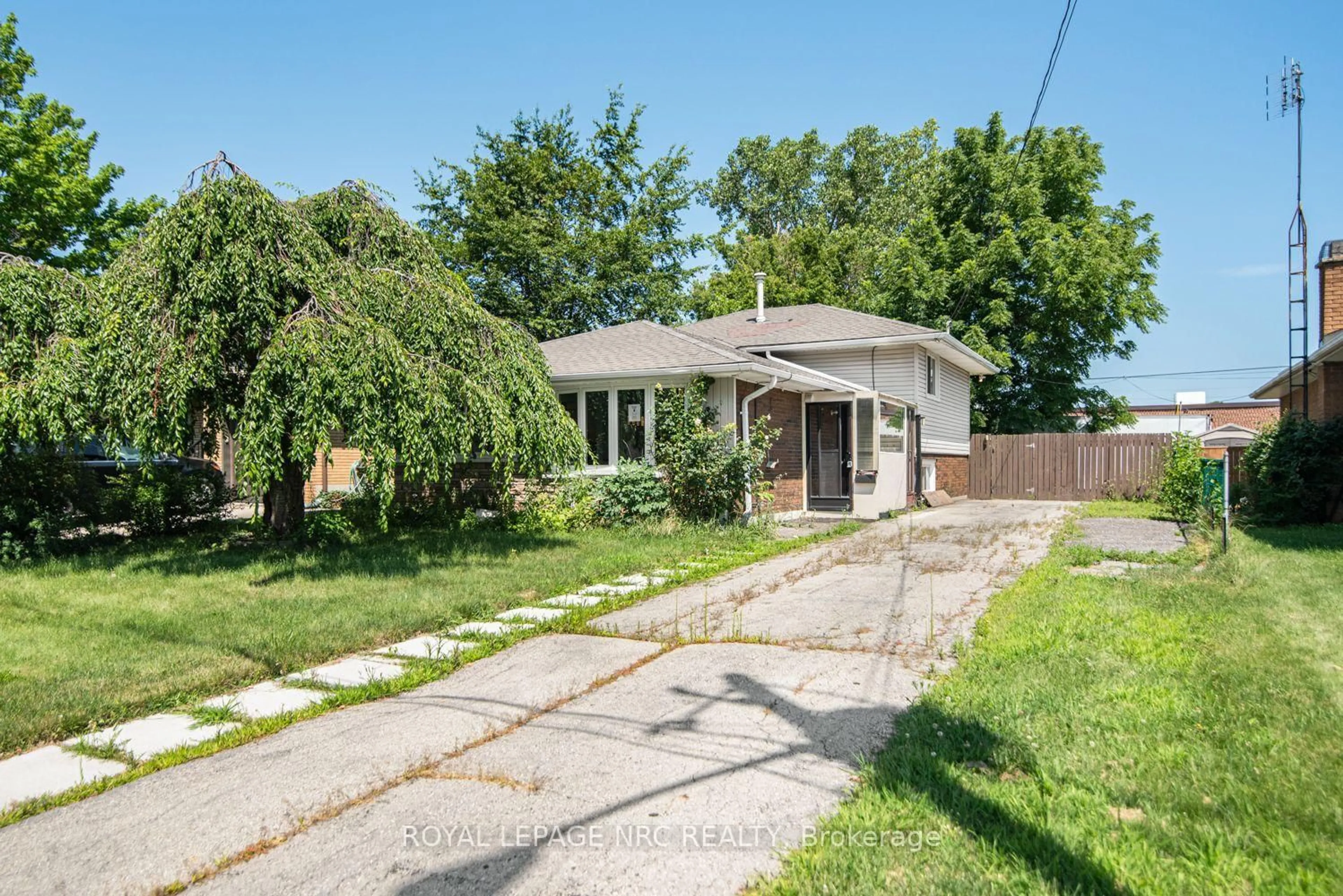 A pic from outside/outdoor area/front of a property/back of a property/a pic from drone, street for 100 Mountain Ave, Hamilton Ontario L8G 3P7