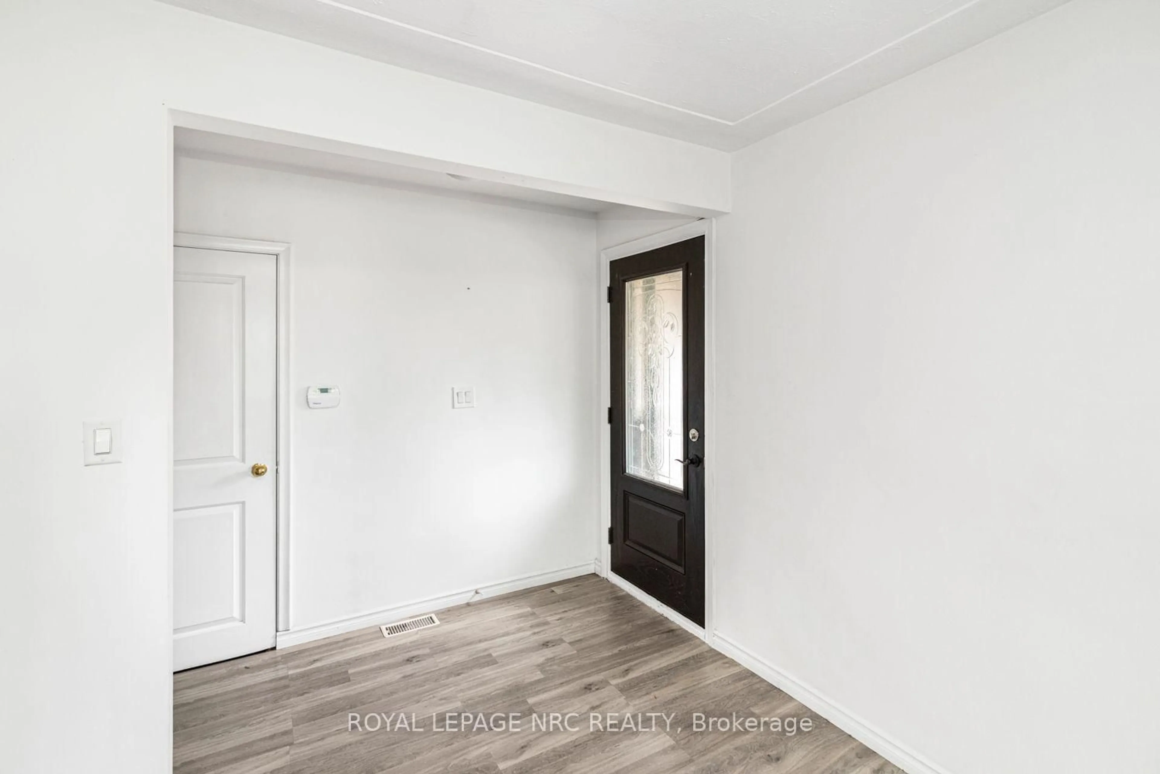 Indoor entryway for 100 Mountain Ave, Hamilton Ontario L8G 3P7