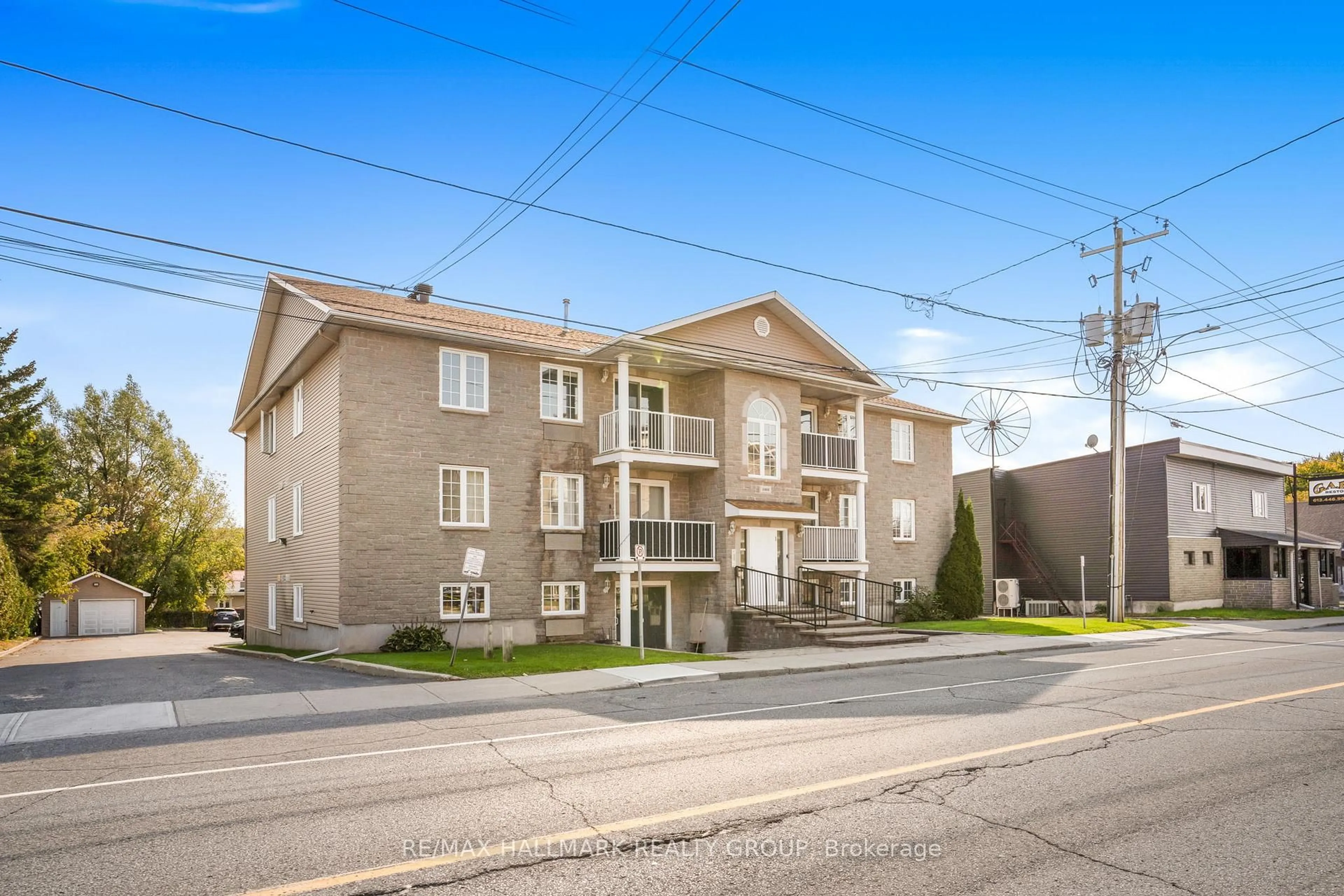 Patio, building for 1005 LAURIER St #302, Clarence-Rockland Ontario K4K 1T7