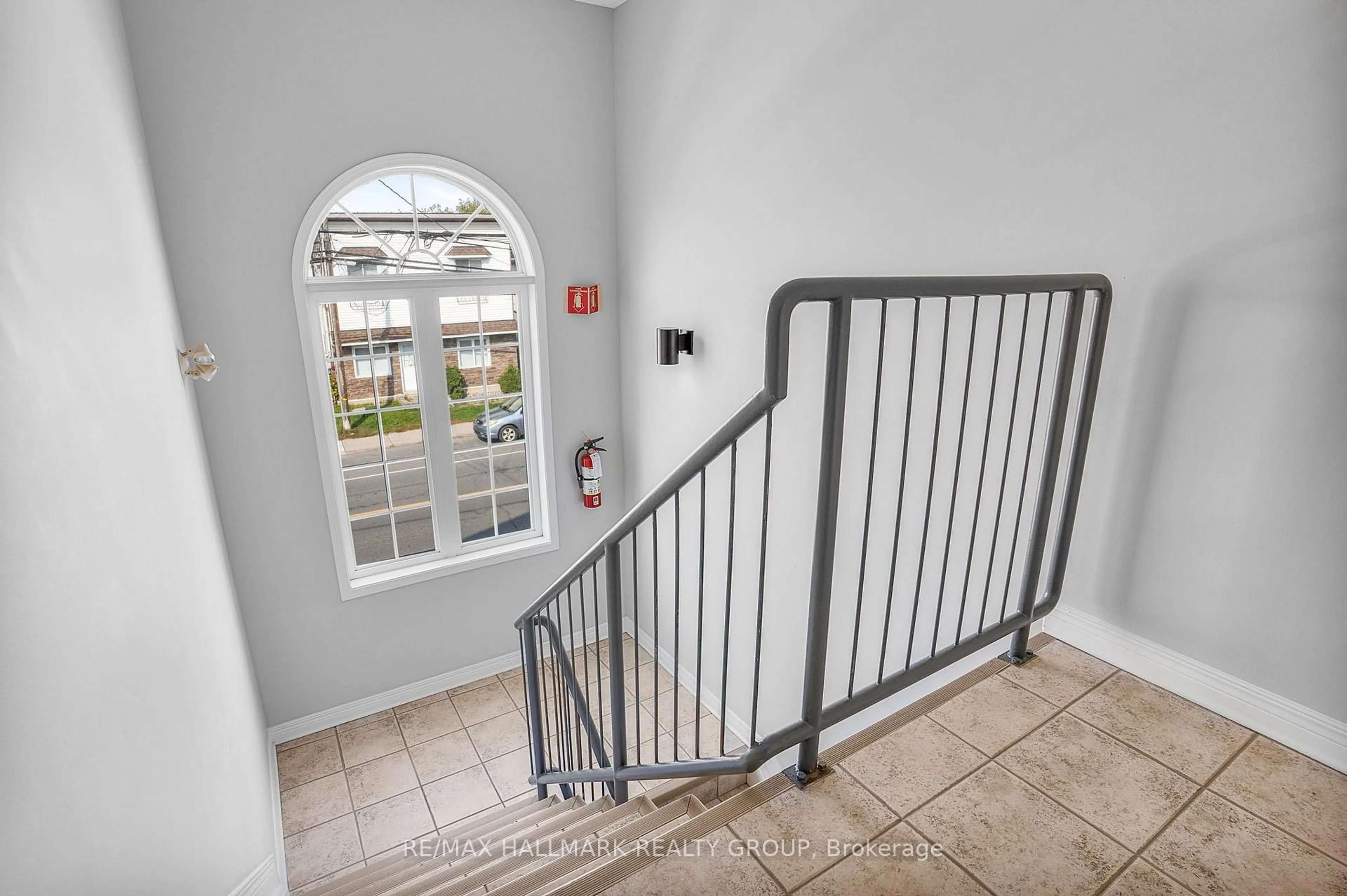 Indoor foyer for 1005 LAURIER St #302, Clarence-Rockland Ontario K4K 1T7