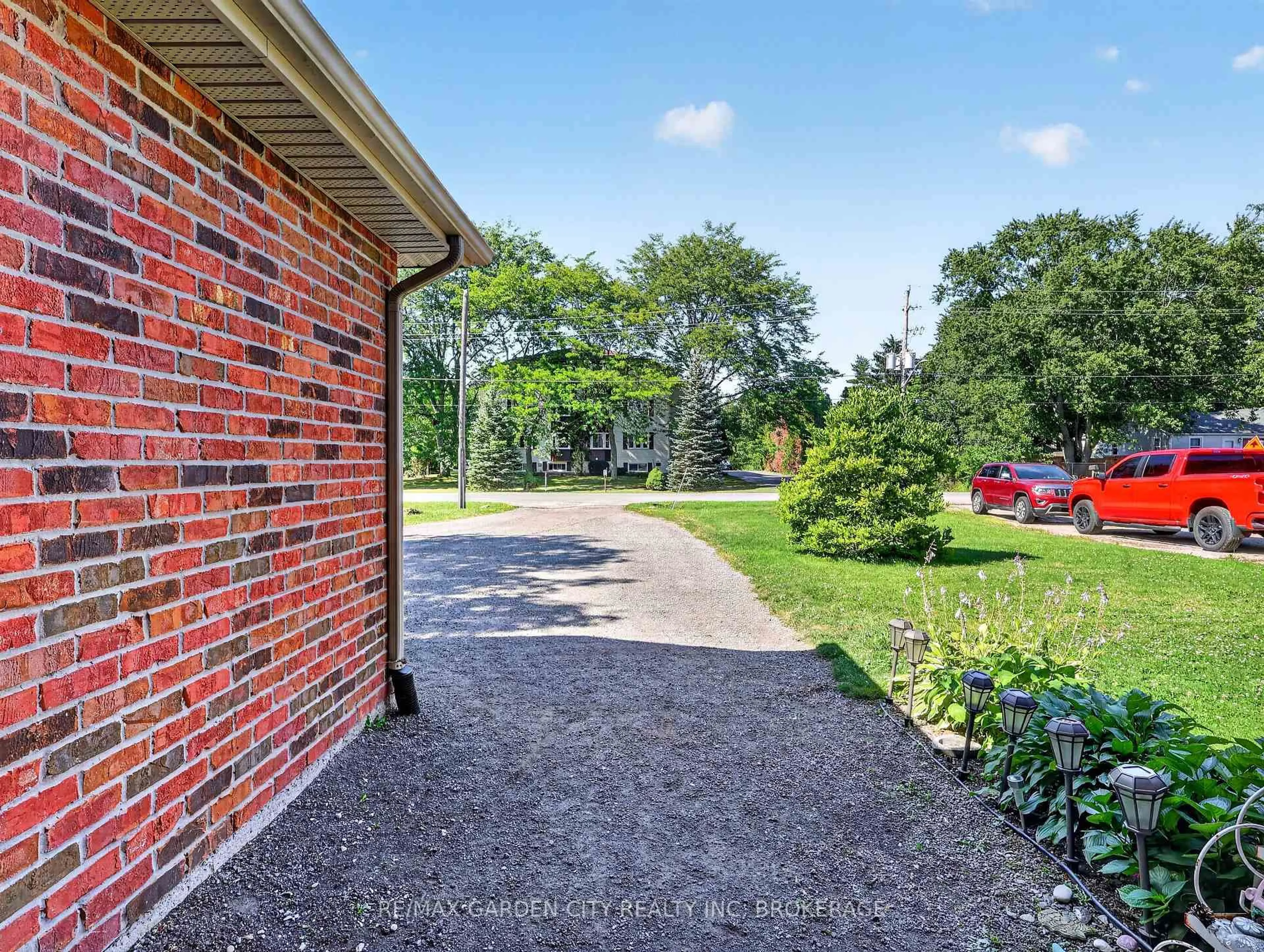 A pic from outside/outdoor area/front of a property/back of a property/a pic from drone, street for 828 Foss Rd, Pelham Ontario L0S 1C0