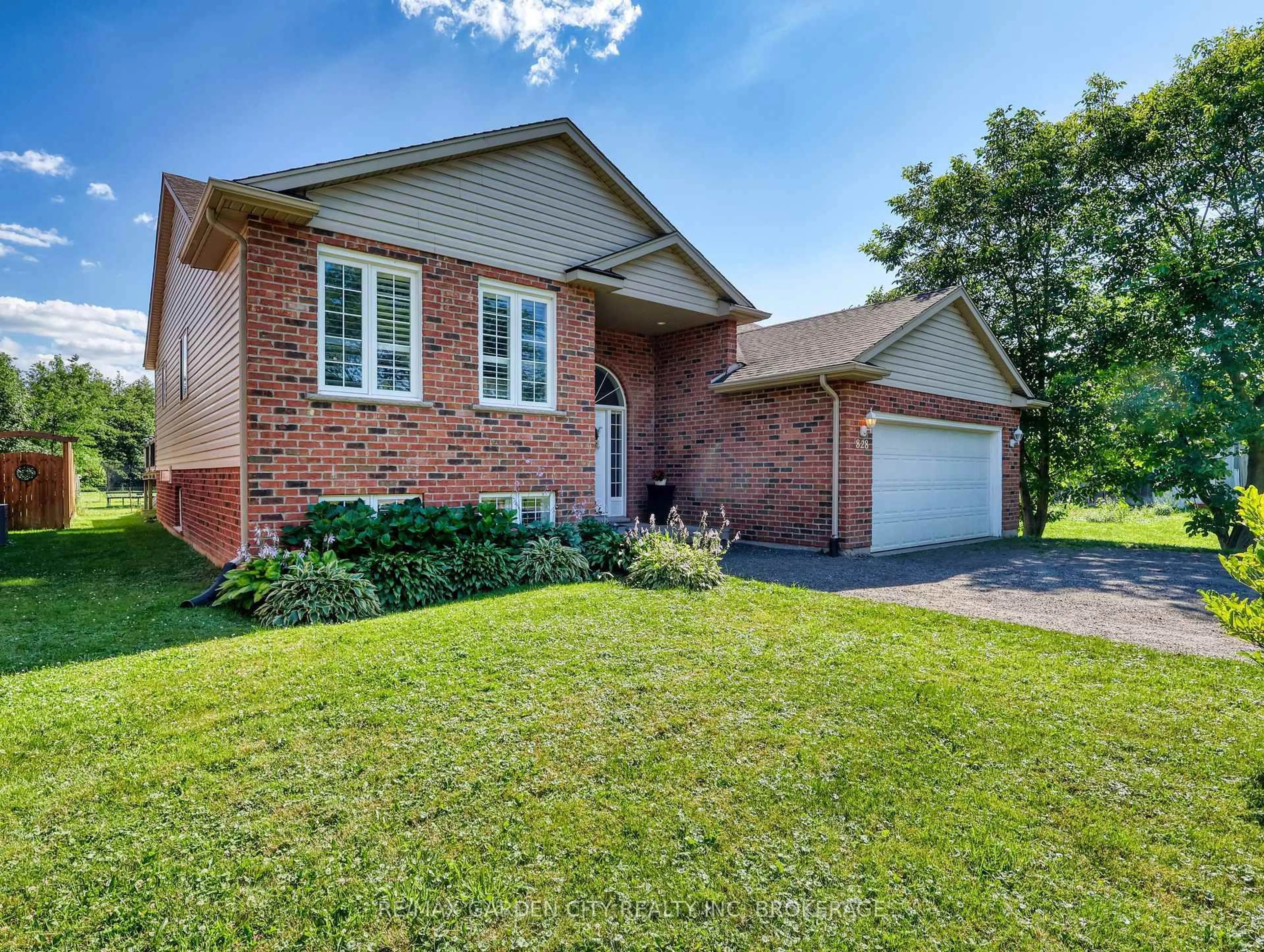 Home with brick exterior material, street for 828 Foss Rd, Pelham Ontario L0S 1C0