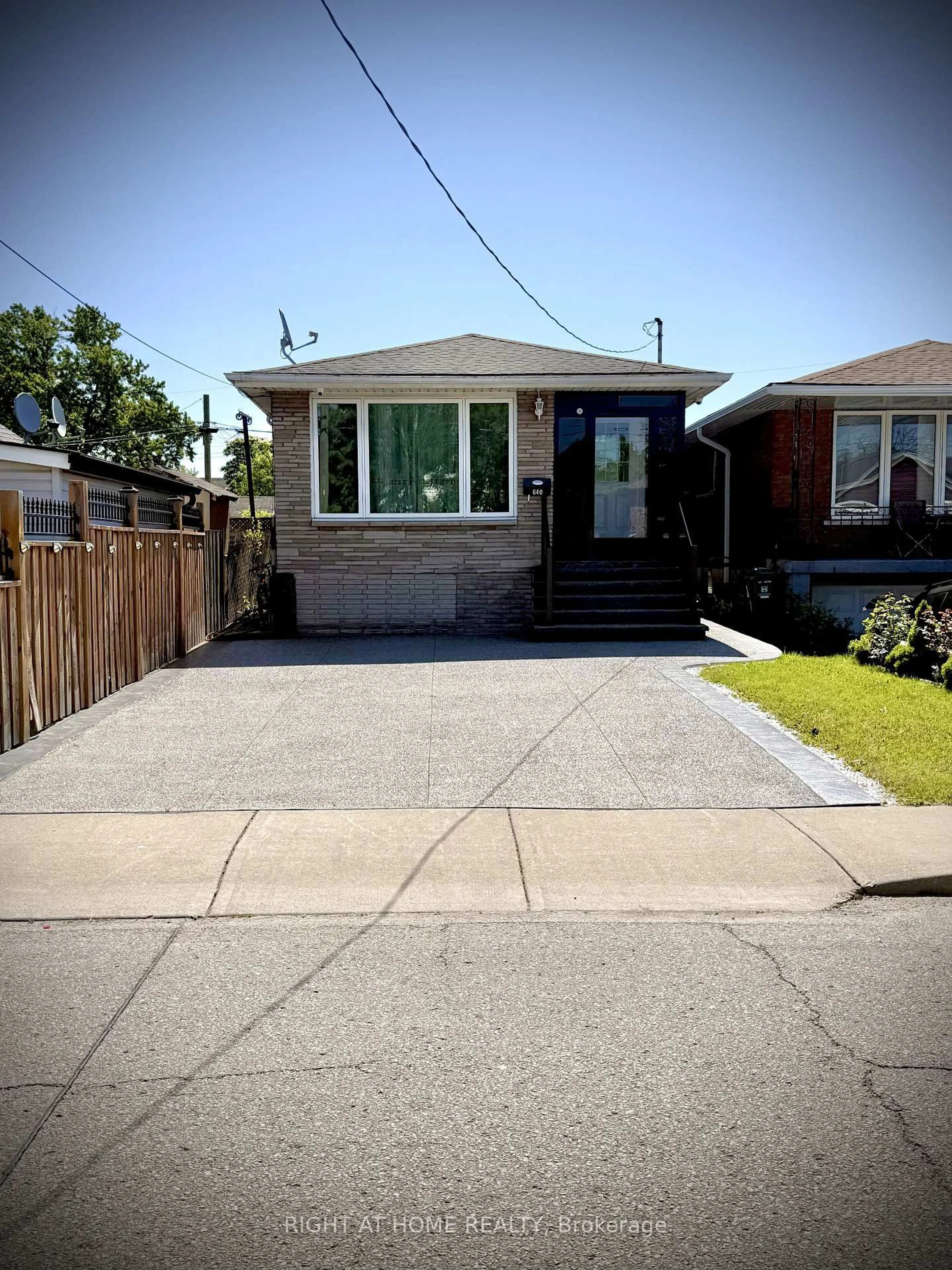 Home with vinyl exterior material, street for 640 Tate Ave, Hamilton Ontario L8H 6E3