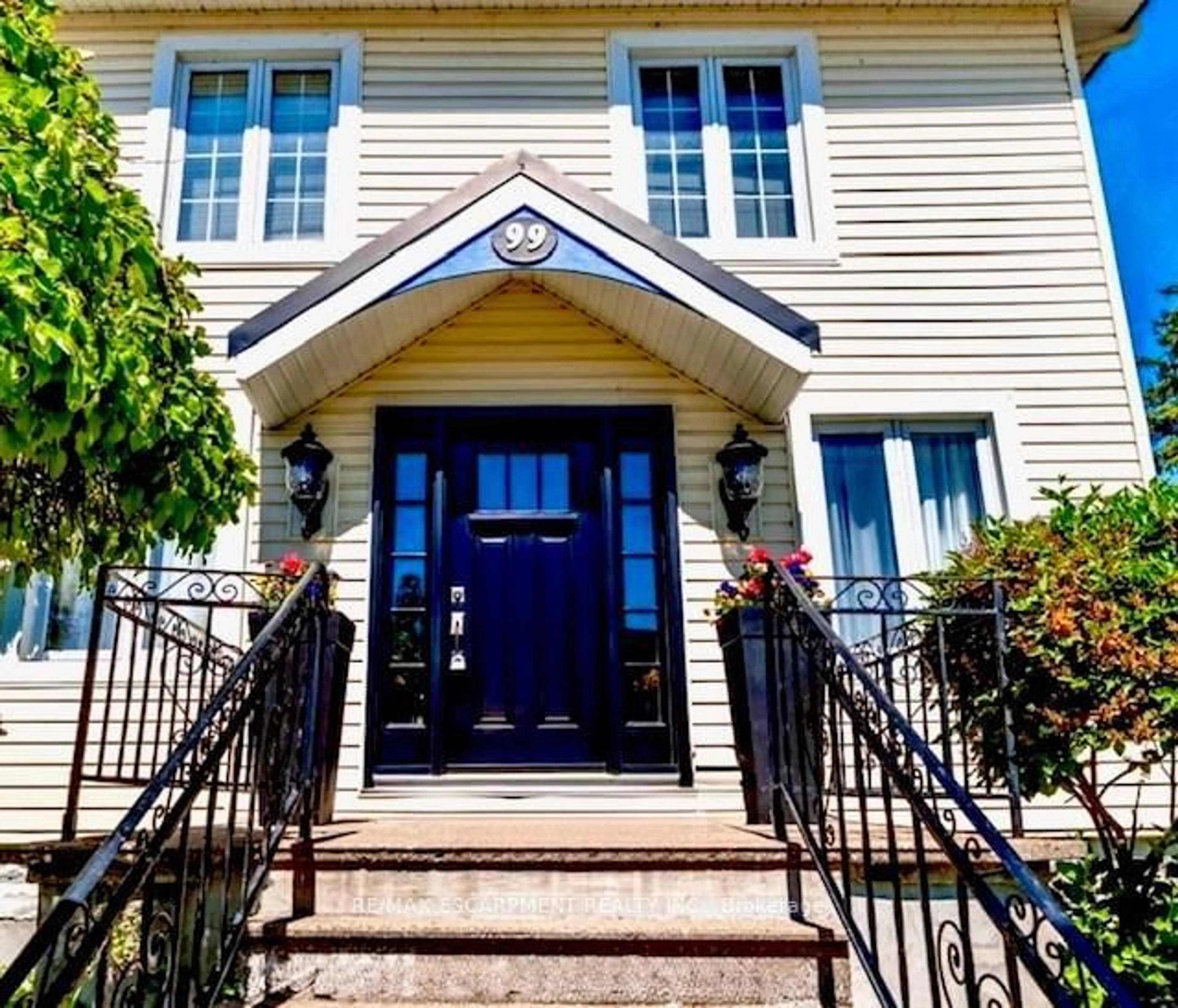 Indoor entryway for 99 Argyle St, Haldimand Ontario N3W 1B8