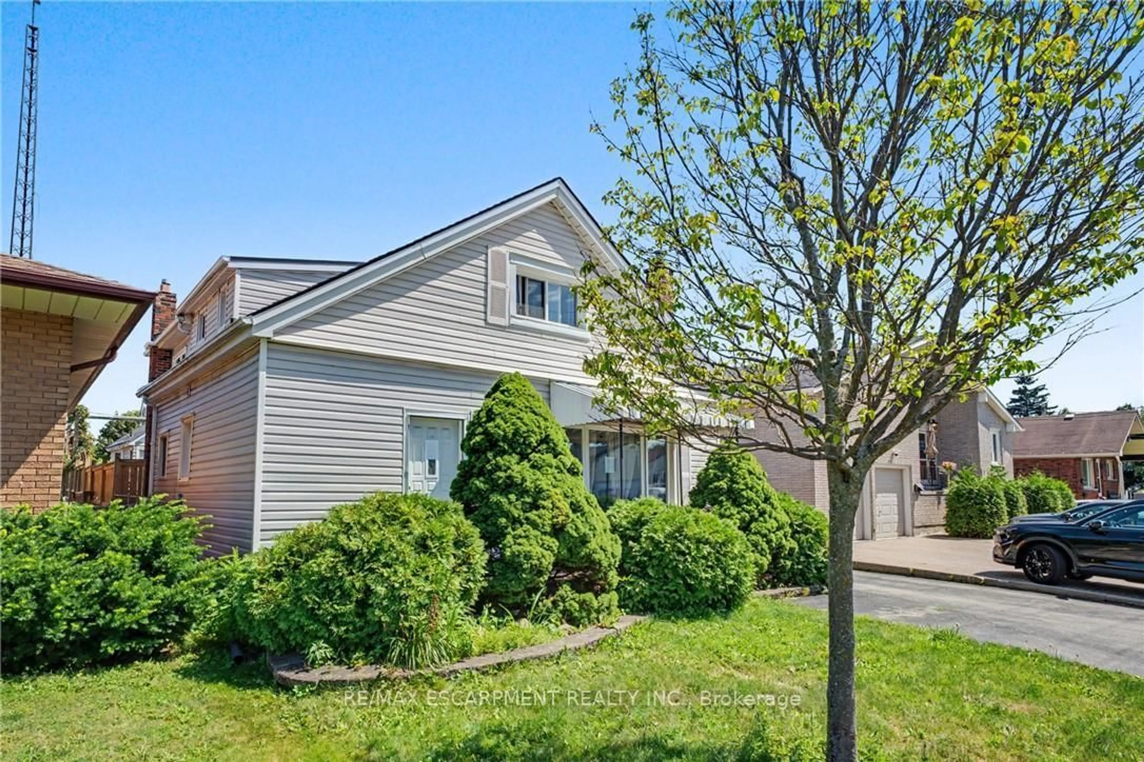 Home with vinyl exterior material, street for 485 Cochrane Rd, Hamilton Ontario L8K 3H2
