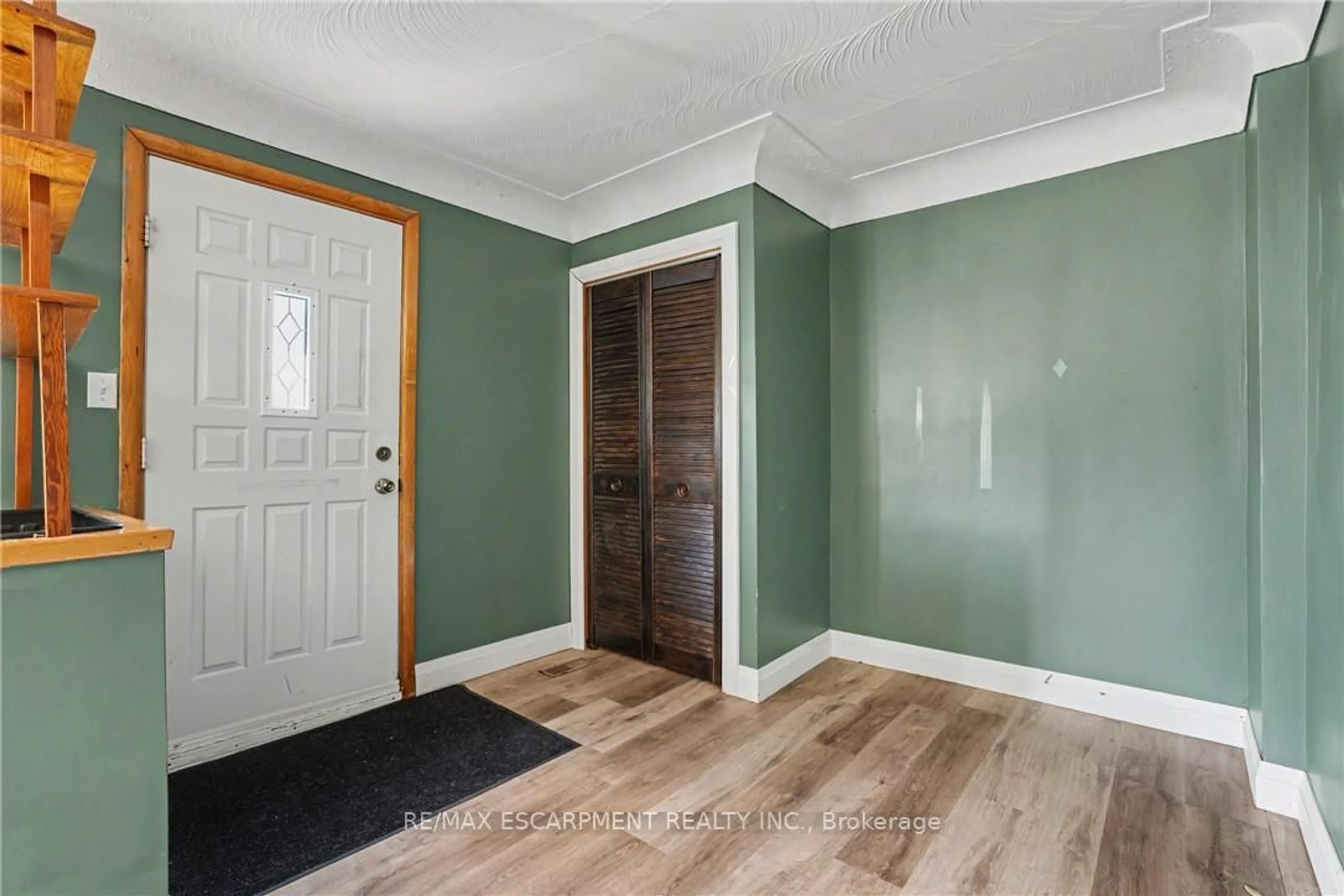 Indoor entryway for 485 Cochrane Rd, Hamilton Ontario L8K 3H2