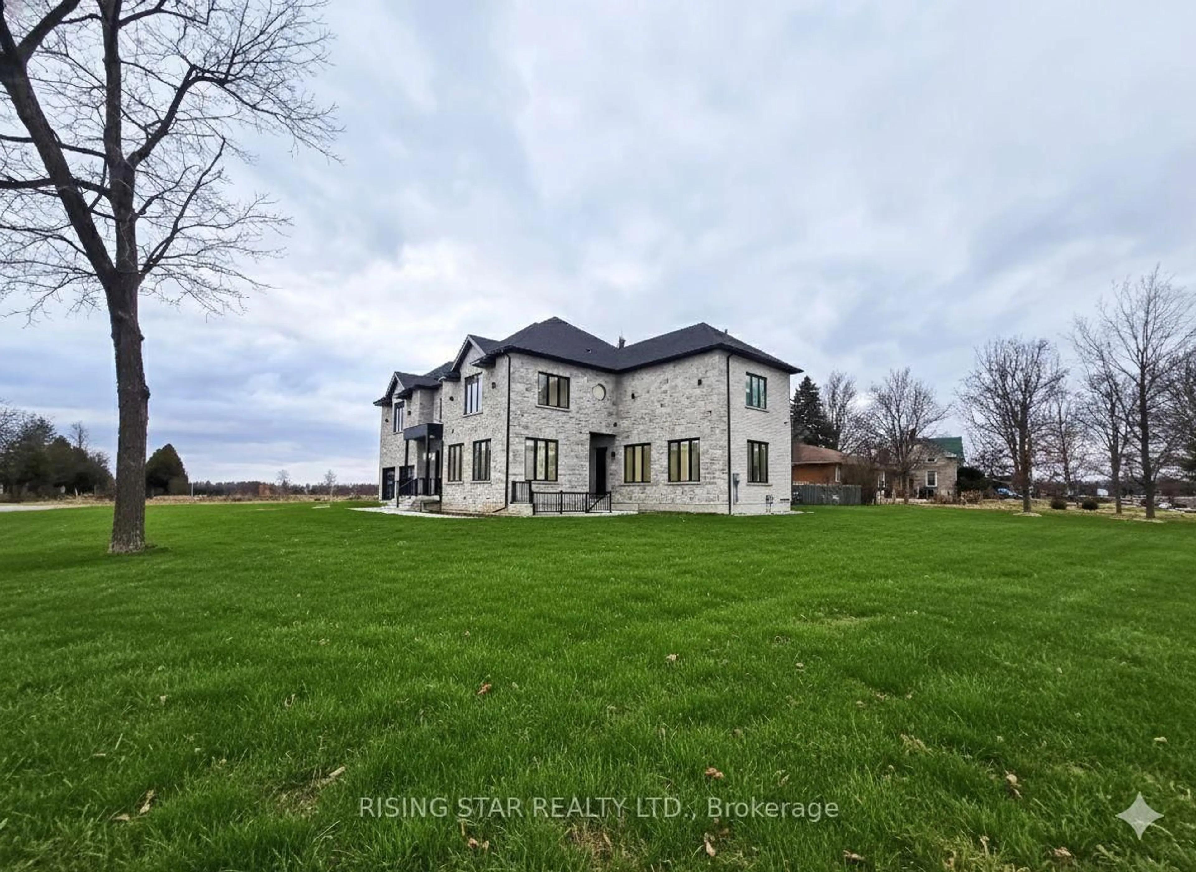 A pic from outside/outdoor area/front of a property/back of a property/a pic from drone, building for 7464 Leslie Rd, Puslinch Ontario N0B 2J0